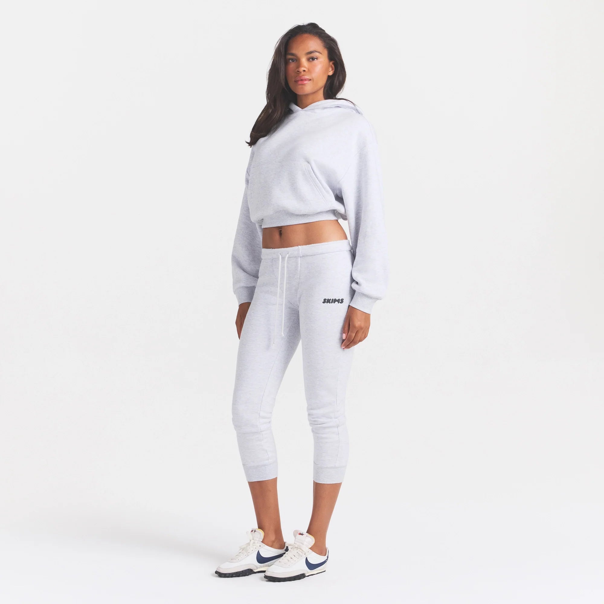 COTTON FLEECE LEGGING | LIGHT HEATHER GREY ON A MODEL FRONT VIEW @ | FOCUS: 0.0, 1.0, 0.9