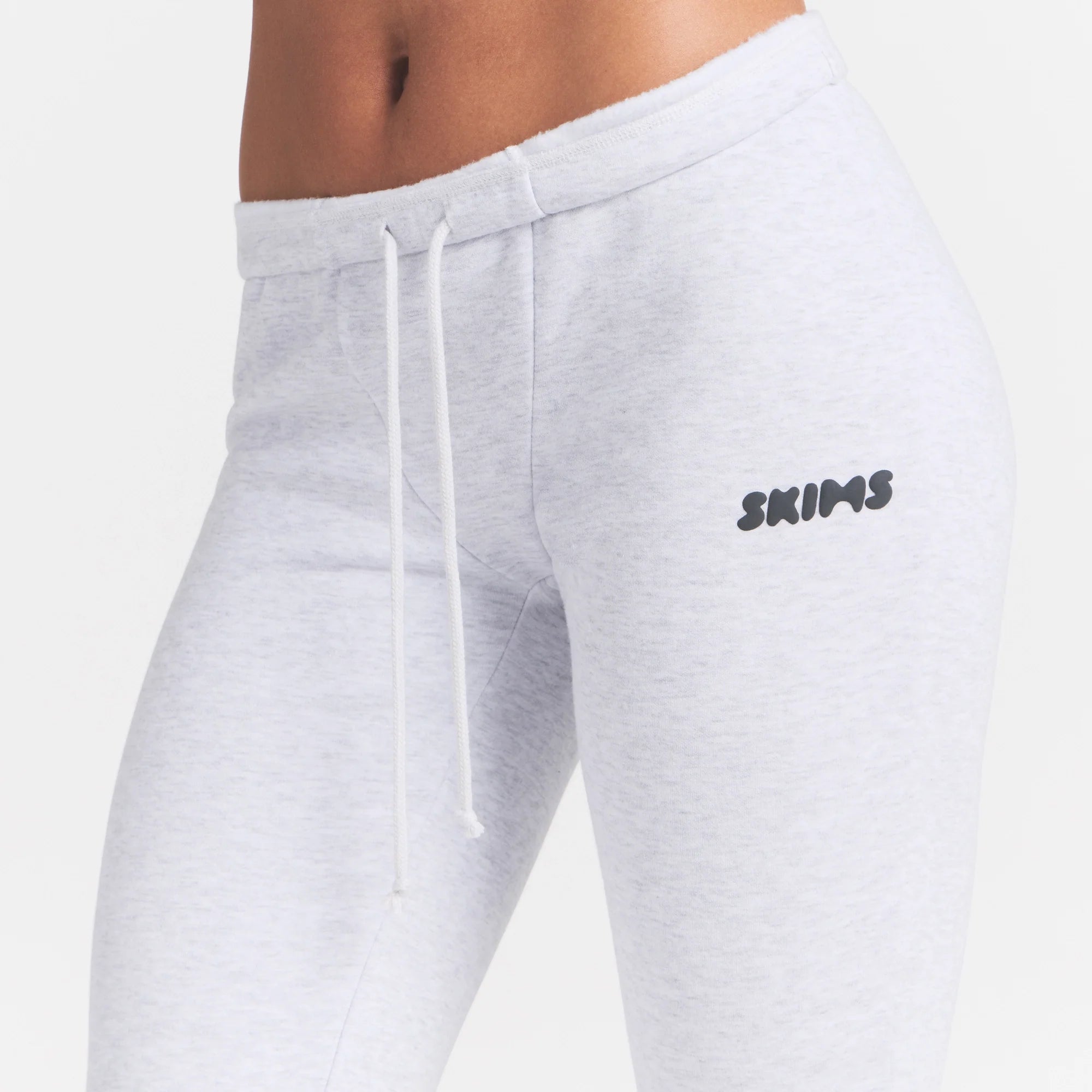 COTTON FLEECE LEGGING | LIGHT HEATHER GREY ON A MODEL SIDE VIEW @ | FOCUS: 0.0, 1.0, 0.9