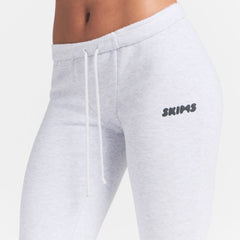 COTTON FLEECE LEGGING | LIGHT HEATHER GREY ON A MODEL SIDE VIEW @ | FOCUS: 0.0, 1.0, 0.9