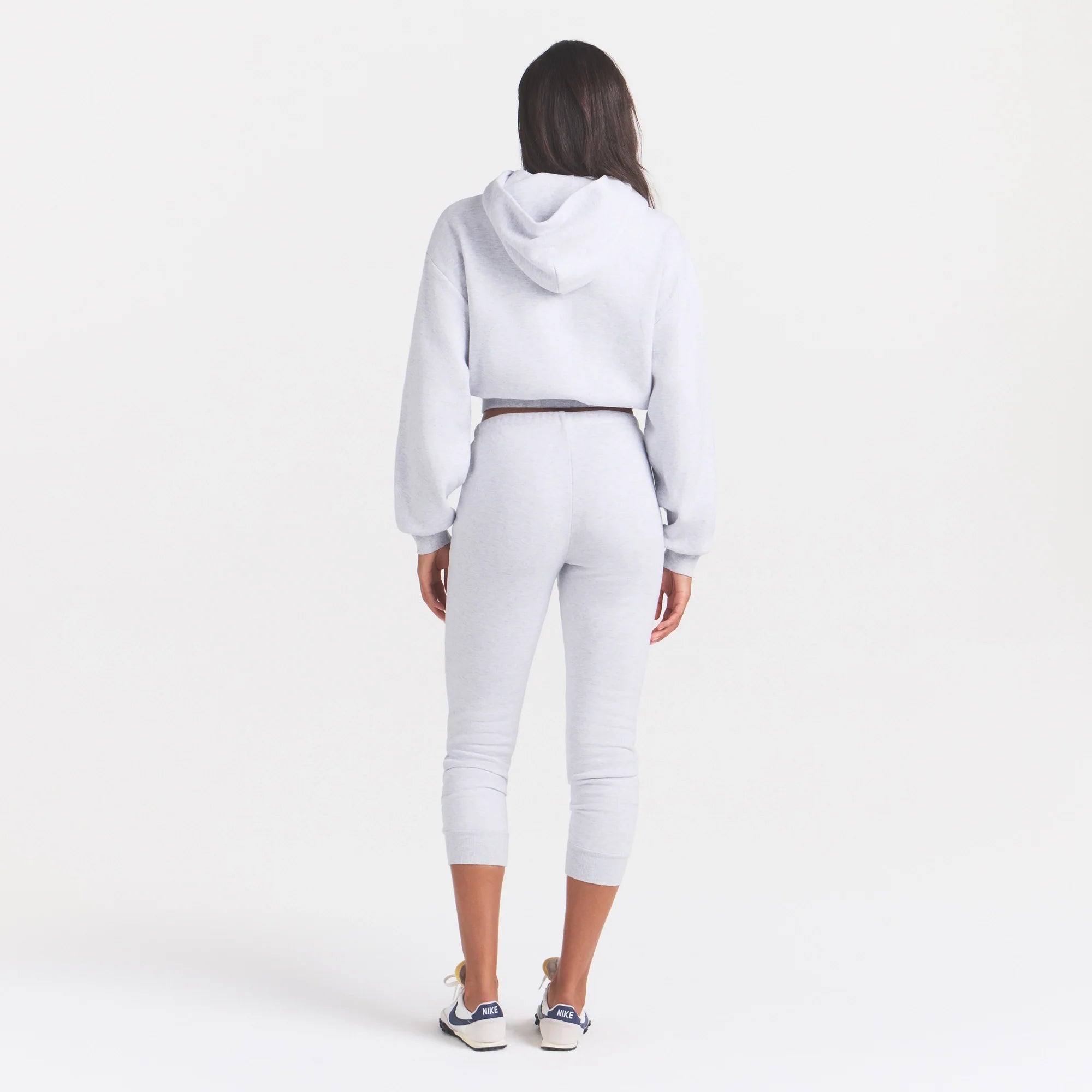 COTTON FLEECE LEGGING | LIGHT HEATHER GREY ON A MODEL FRONT VIEW @ | FOCUS: 0.0, 1.0, 0.9