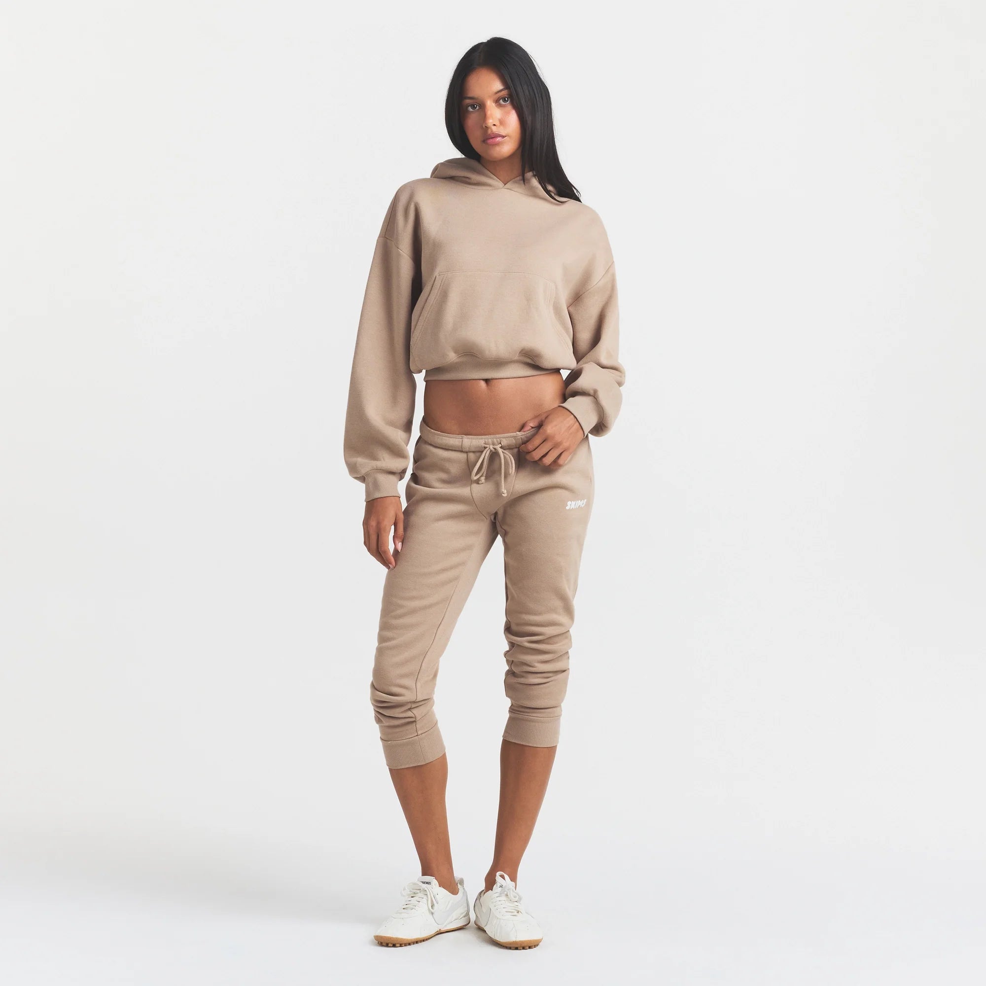 COTTON FLEECE LEGGING | LATTE ON A MODEL FRONT VIEW @ | FOCUS: 0.0, 1.0, 0.9