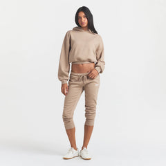 COTTON FLEECE LEGGING | LATTE ON A MODEL FRONT VIEW @ | FOCUS: 0.0, 1.0, 0.9