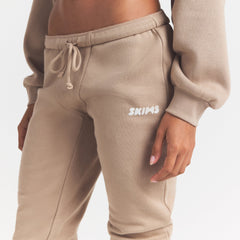 COTTON FLEECE LEGGING | LATTE ON A MODEL SIDE VIEW @ | FOCUS: 0.0, 1.0, 0.9