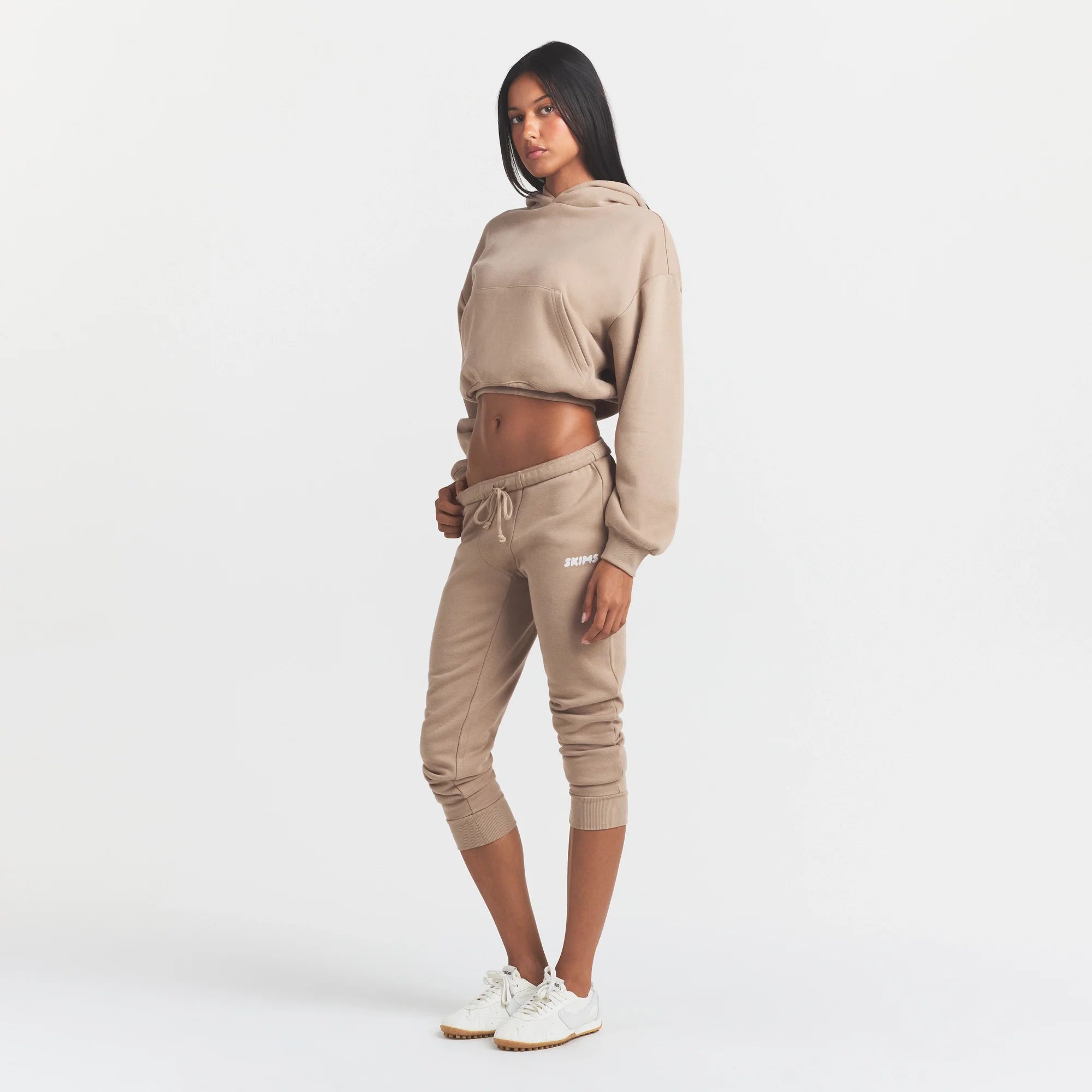 COTTON FLEECE LEGGING | LATTE ON A MODEL FRONT VIEW @ | FOCUS: 0.0, 1.0, 0.9