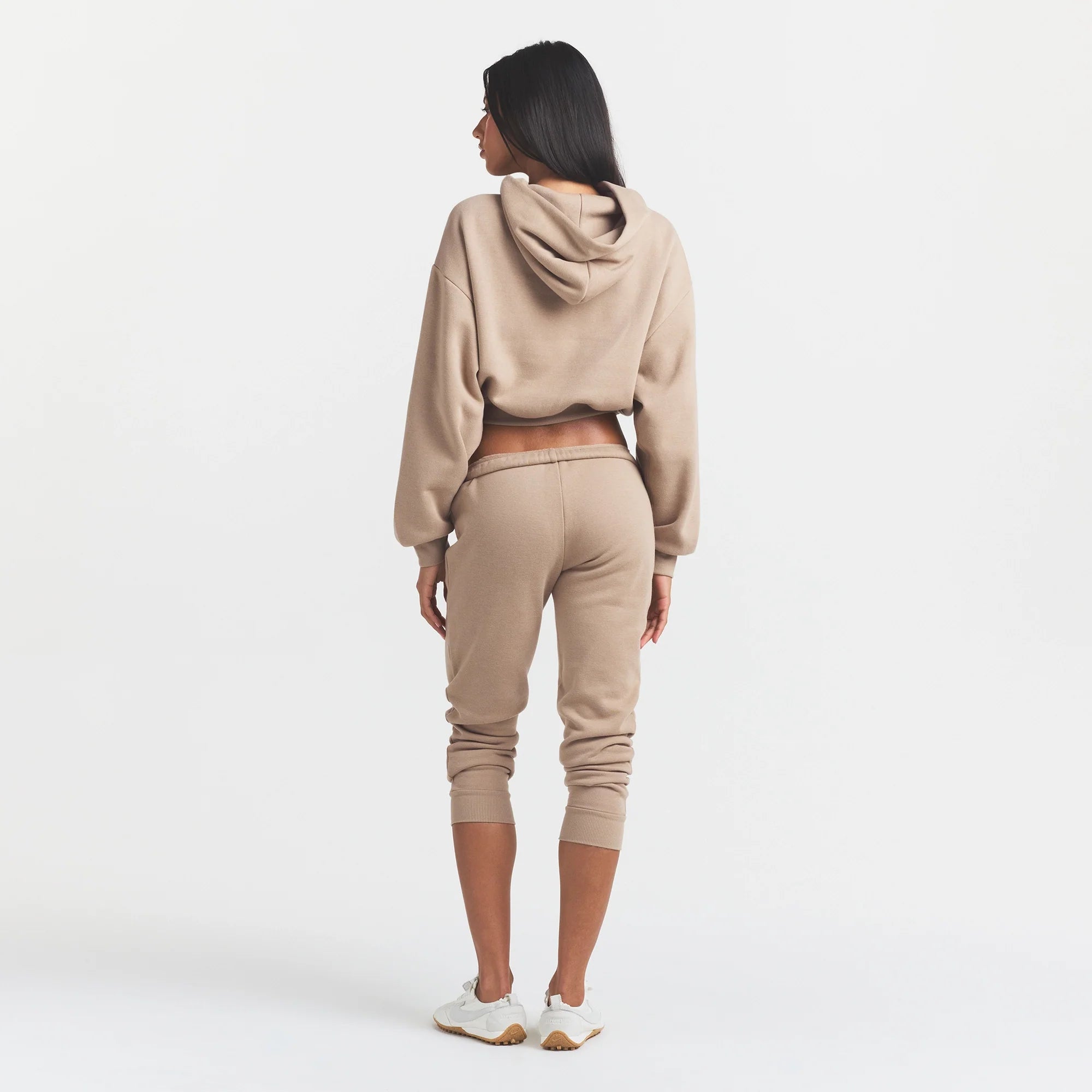 COTTON FLEECE LEGGING | LATTE ON A MODEL FRONT VIEW @ | FOCUS: 0.0, 1.0, 0.9