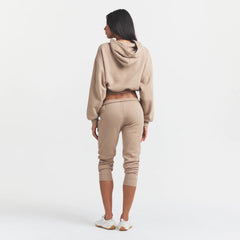 COTTON FLEECE LEGGING | LATTE ON A MODEL FRONT VIEW @ | FOCUS: 0.0, 1.0, 0.9