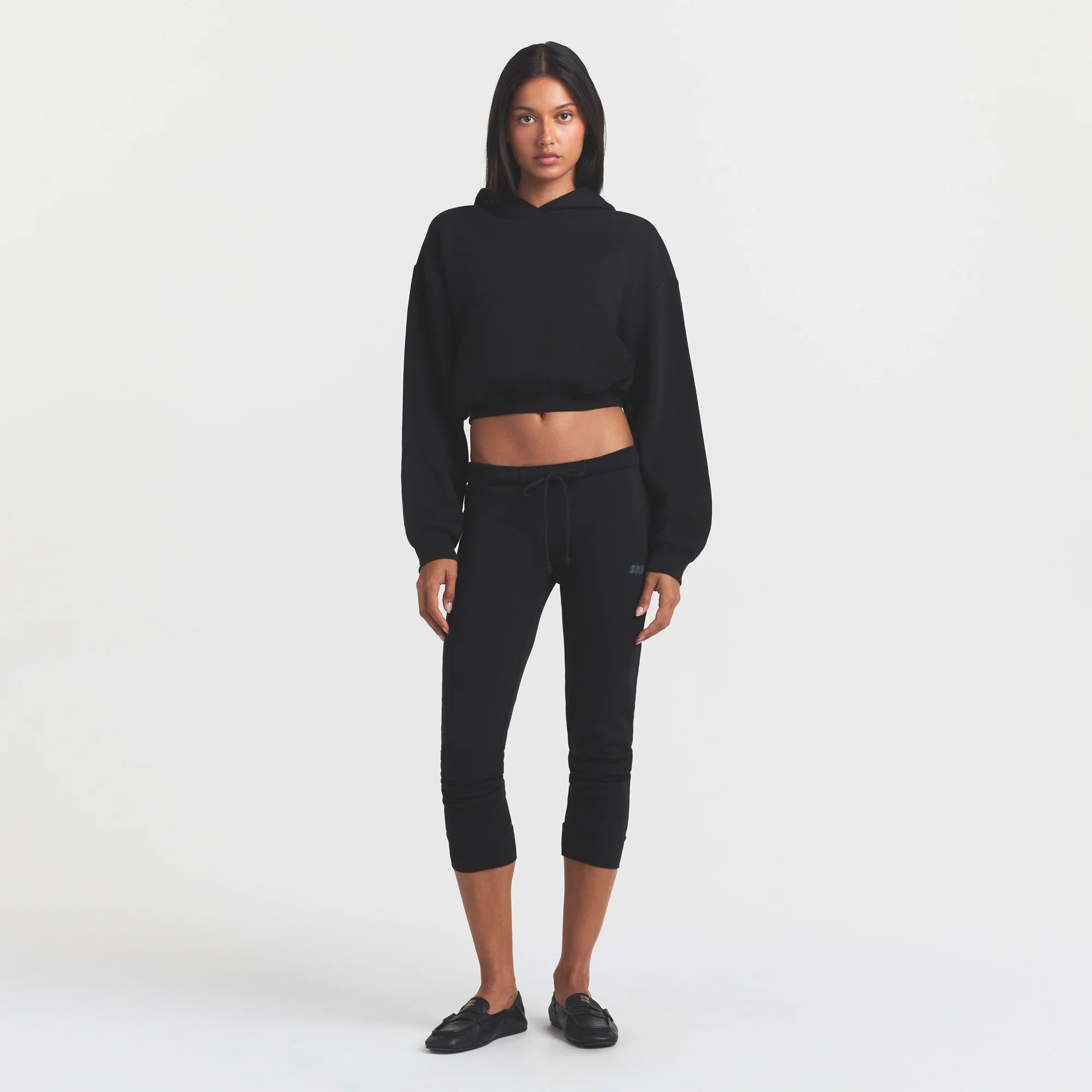 COTTON FLEECE LEGGING | ONYX ON A MODEL FRONT VIEW @ | FOCUS: 0.0, 1.0, 0.9