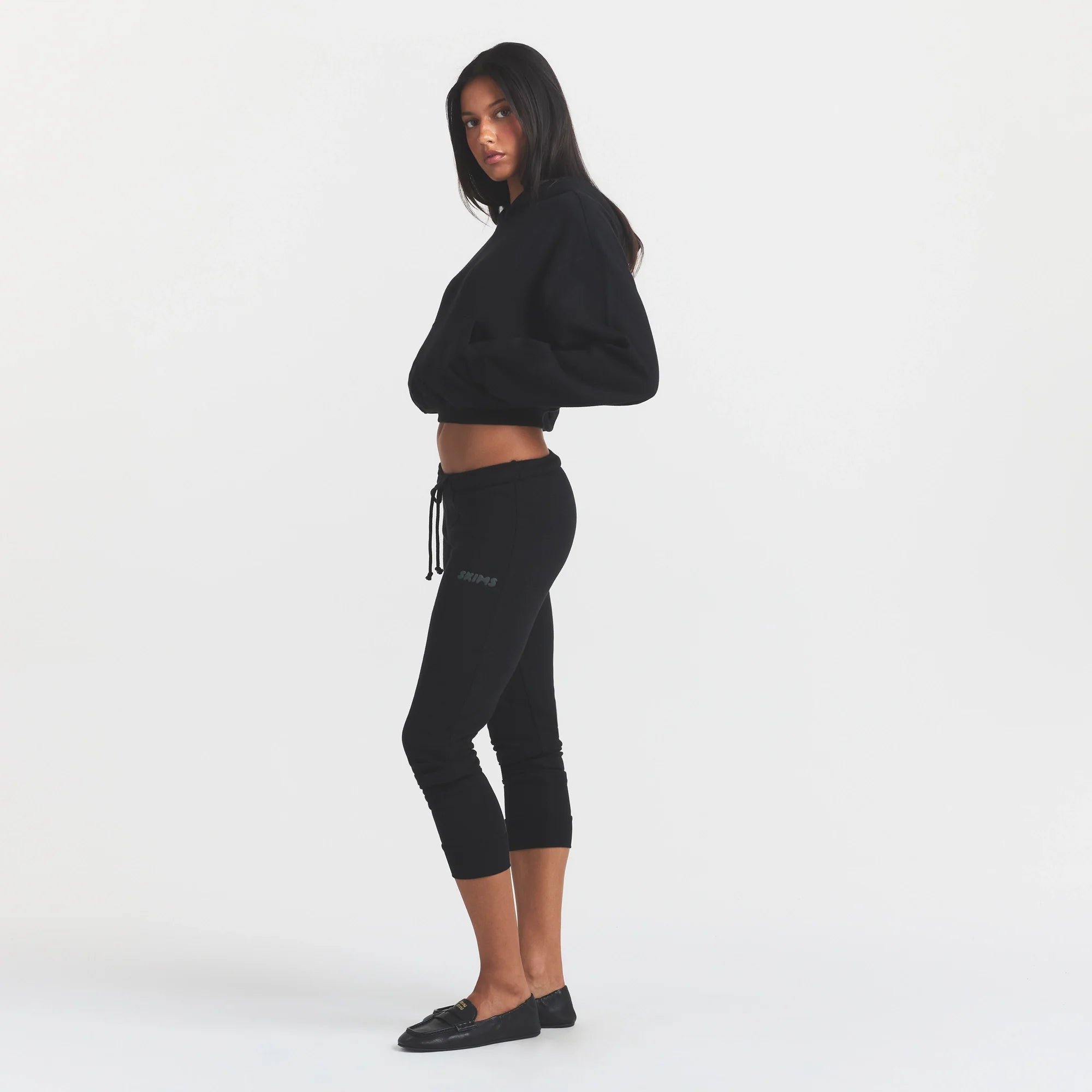 COTTON FLEECE LEGGING | ONYX ON A MODEL FRONT VIEW @ | FOCUS: 0.0, 1.0, 0.9