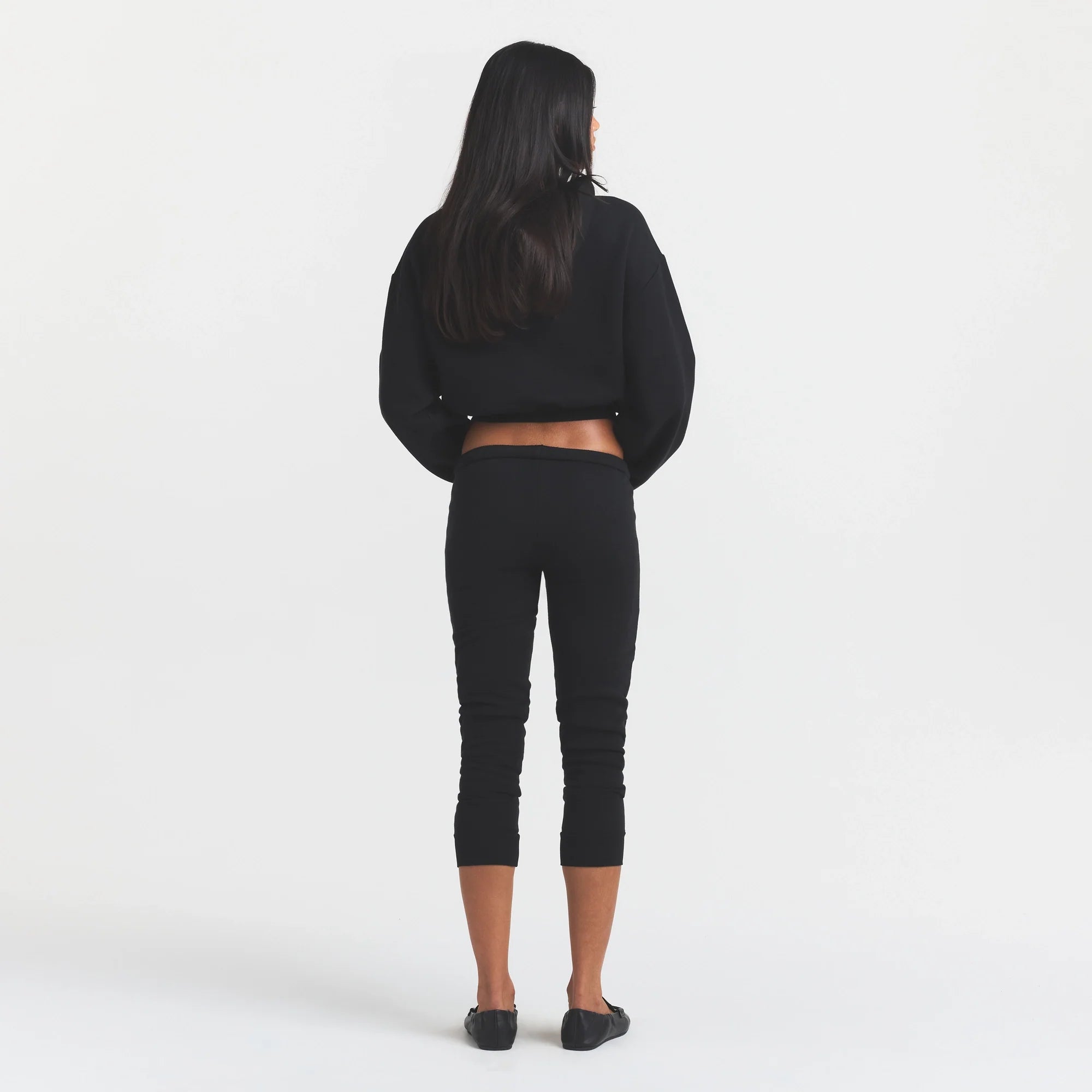 COTTON FLEECE LEGGING | ONYX ON A MODEL FRONT VIEW @ | FOCUS: 0.0, 1.0, 0.9