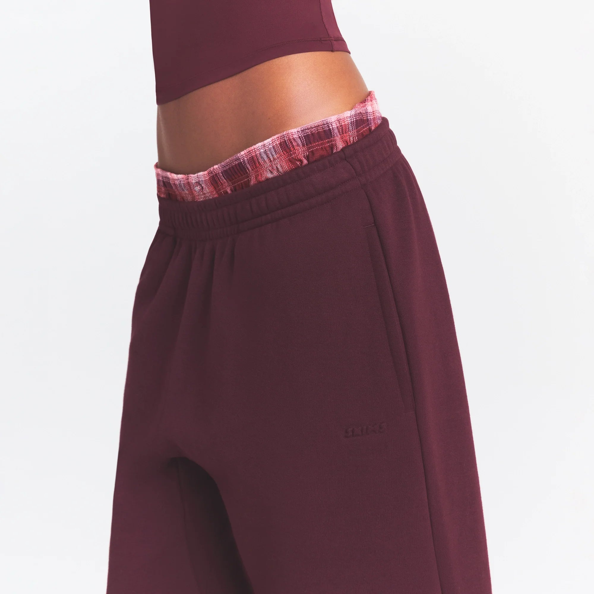 COTTON FLEECE LONG SHORT | CURRANT ON A MODEL SIDE VIEW @ | FOCUS: 0.0, 1.0, 0.9