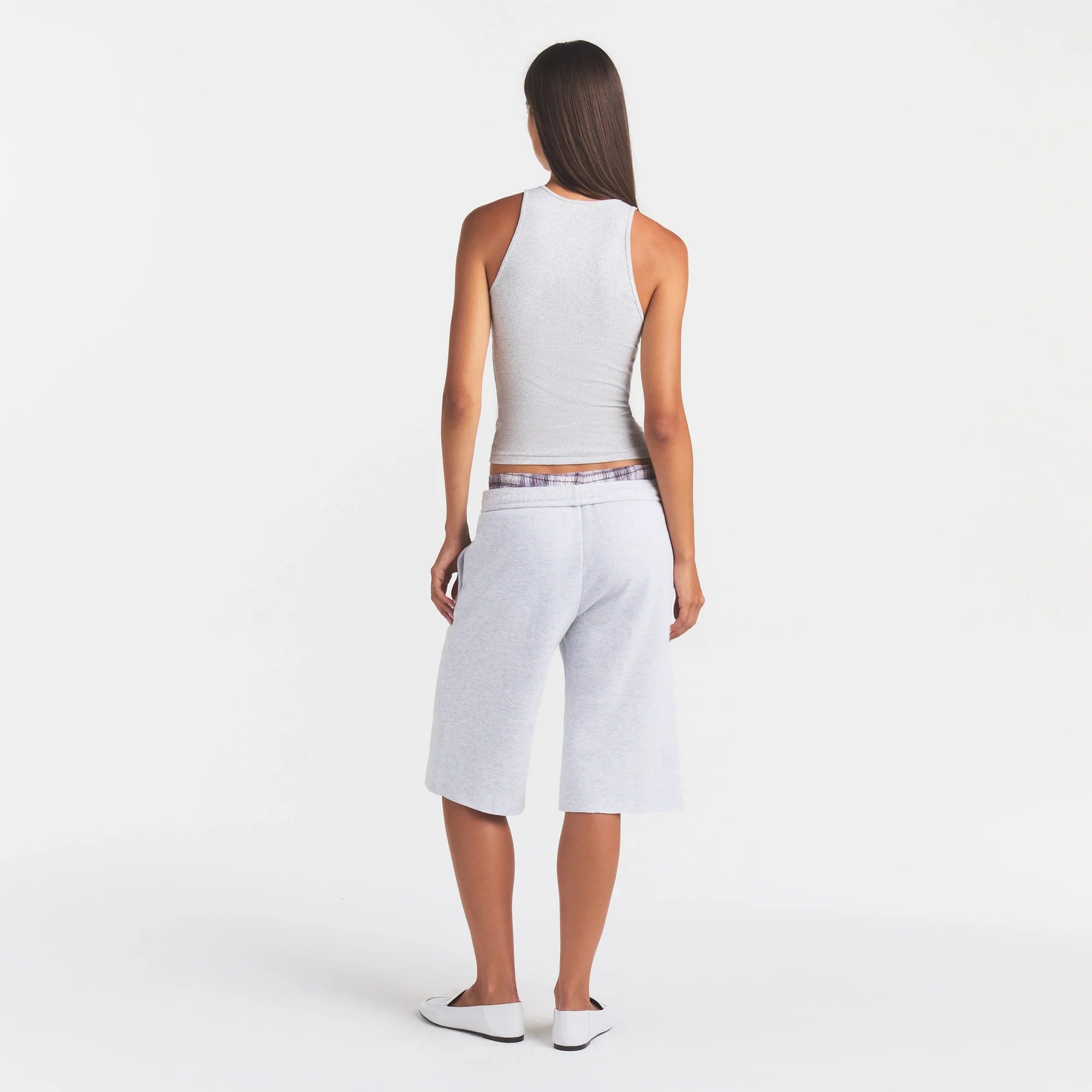 COTTON FLEECE LONG SHORT | LIGHT HEATHER GREY ON A MODEL FRONT VIEW @ | FOCUS: 0.0, 1.0, 0.9