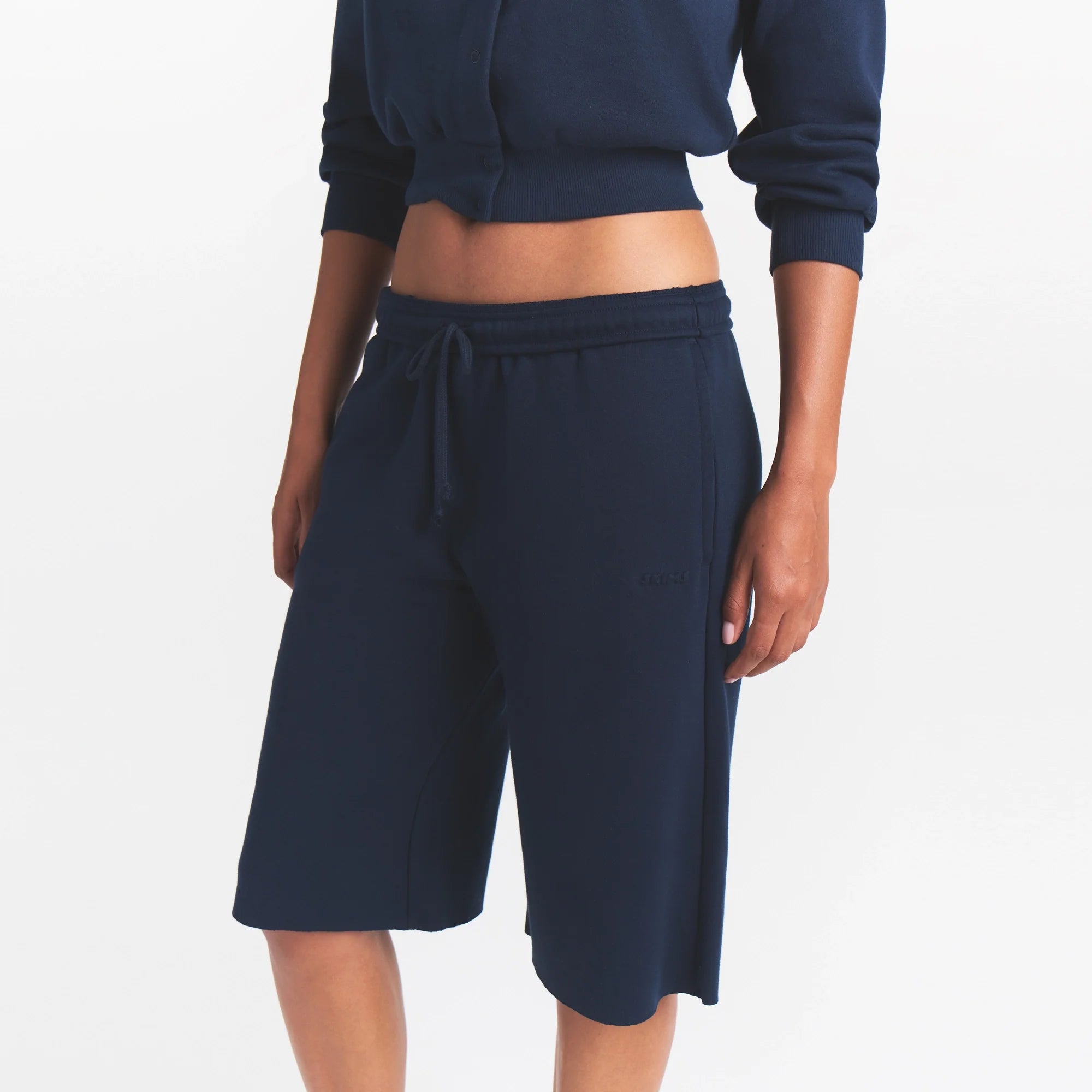 COTTON FLEECE LONG SHORT | NAVY ON A MODEL SIDE VIEW @ | FOCUS: 0.0, 1.0, 0.9