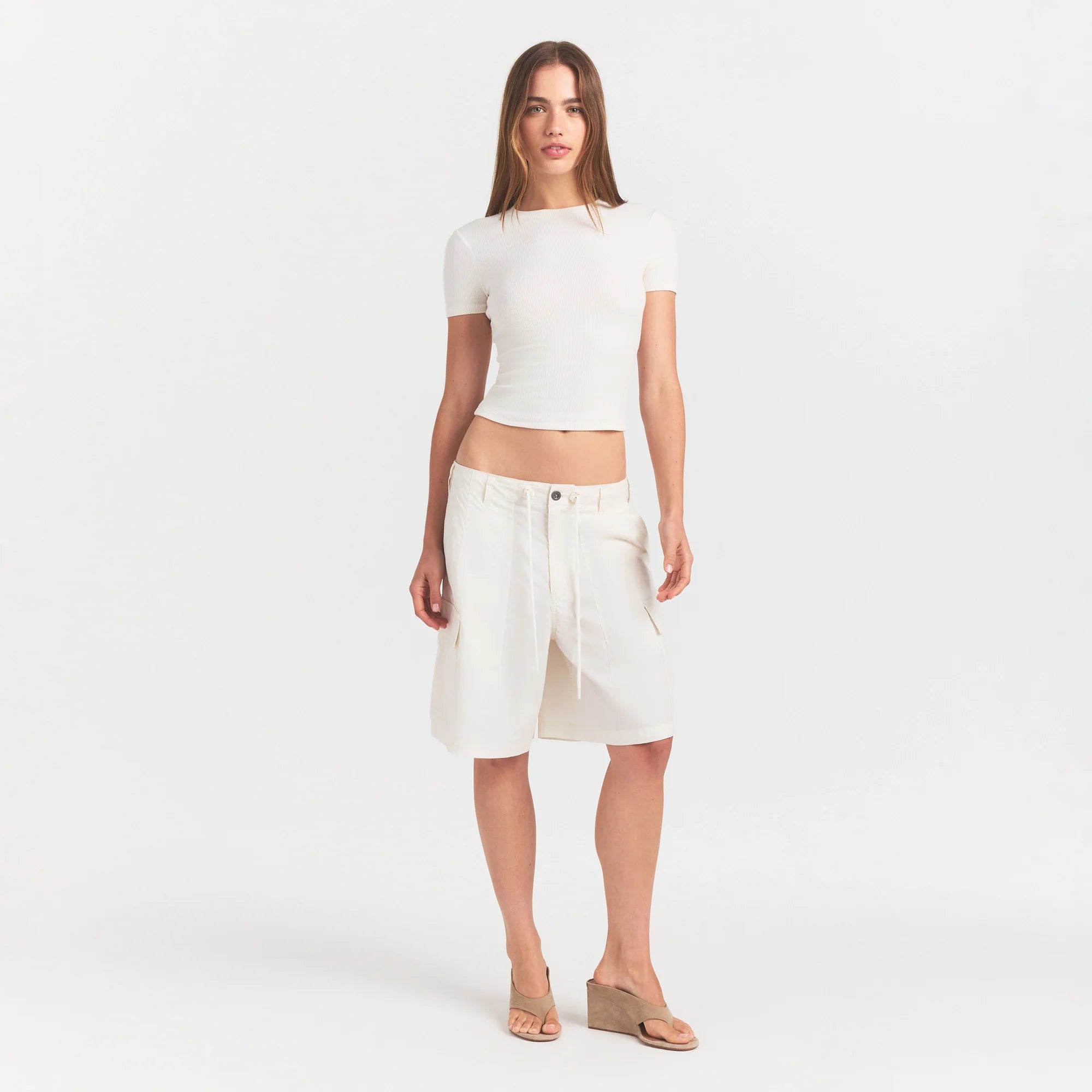 WOVEN COTTON OVERSIZED CARGO SHORT | EGRET ON A MODEL FRONT VIEW @ | FOCUS: 0.0, 1.0, 0.9