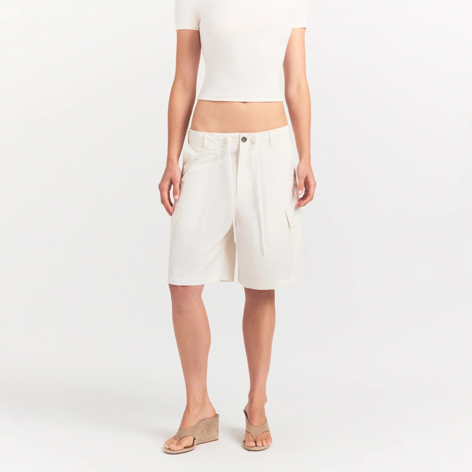 WOVEN COTTON OVERSIZED CARGO SHORT | EGRET ON A MODEL SIDE VIEW @ | FOCUS: 0.0, 1.0, 0.9