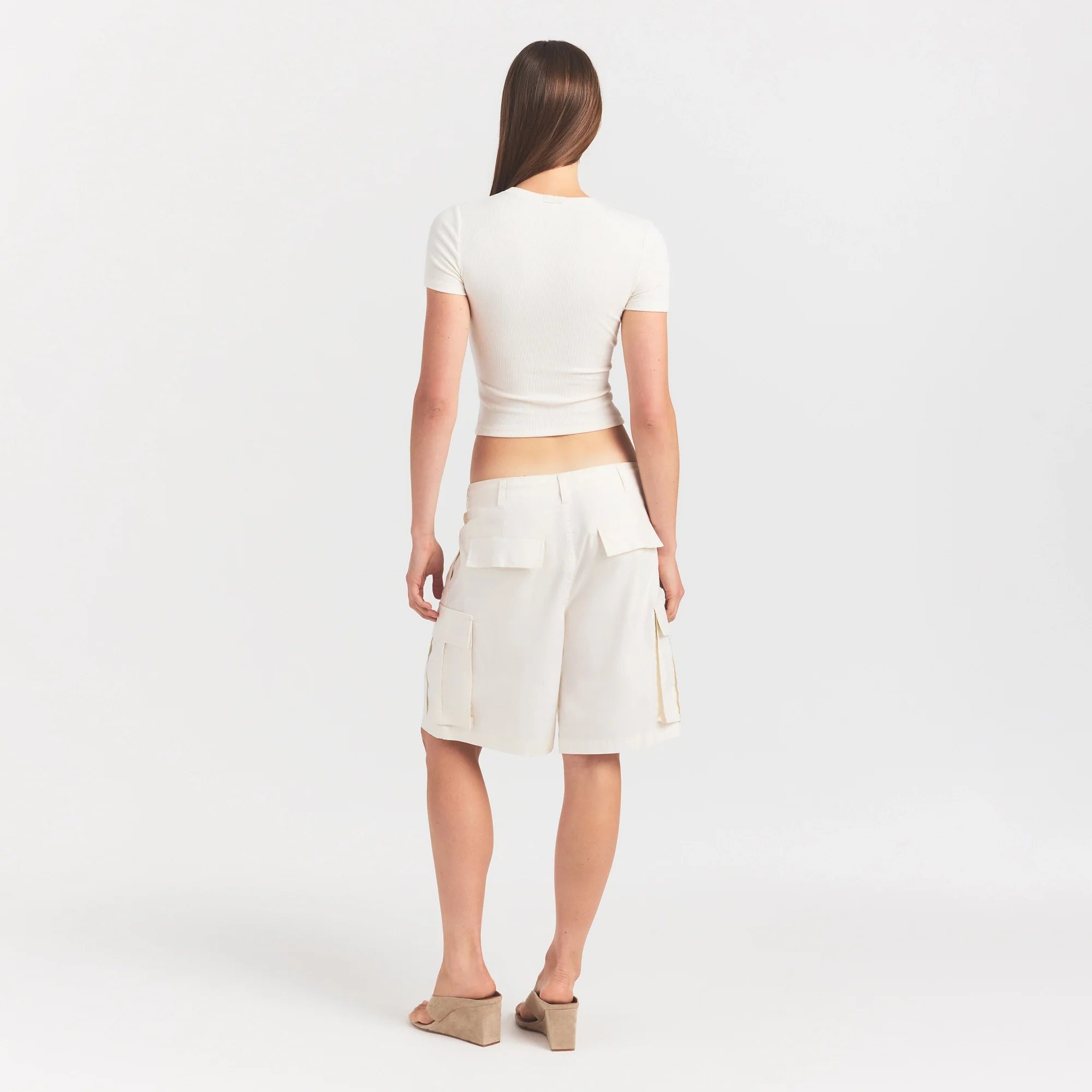 WOVEN COTTON OVERSIZED CARGO SHORT | EGRET ON A MODEL FRONT VIEW @ | FOCUS: 0.0, 1.0, 0.9