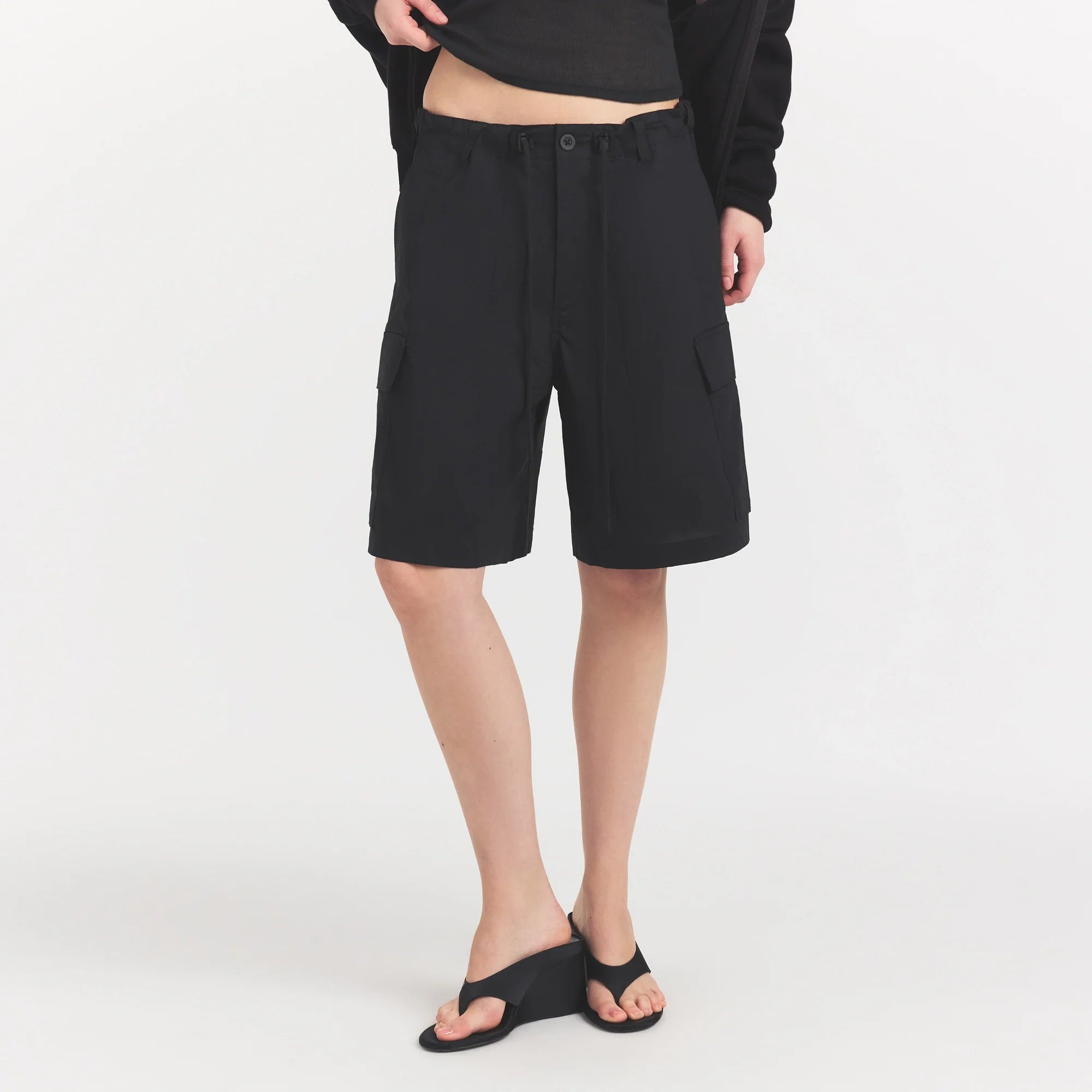 WOVEN COTTON OVERSIZED CARGO SHORT | ONYX ON A MODEL SIDE VIEW @ | FOCUS: 0.0, 1.0, 0.9