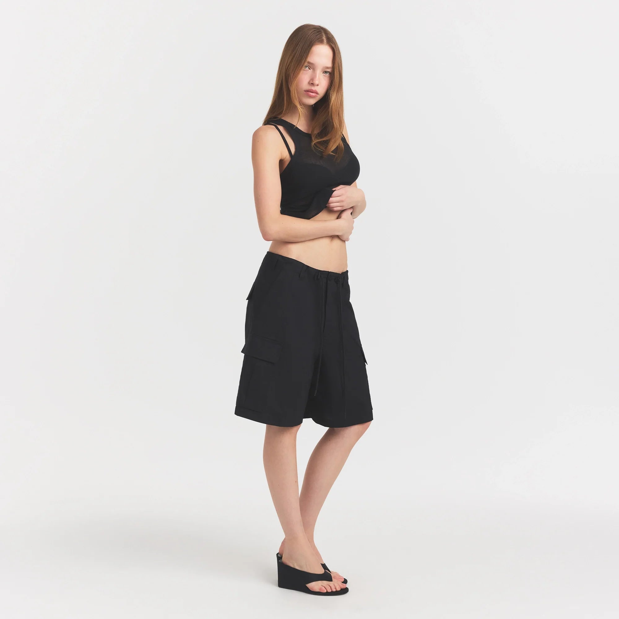 WOVEN COTTON OVERSIZED CARGO SHORT | ONYX ON A MODEL FRONT VIEW @ | FOCUS: 0.0, 1.0, 0.9