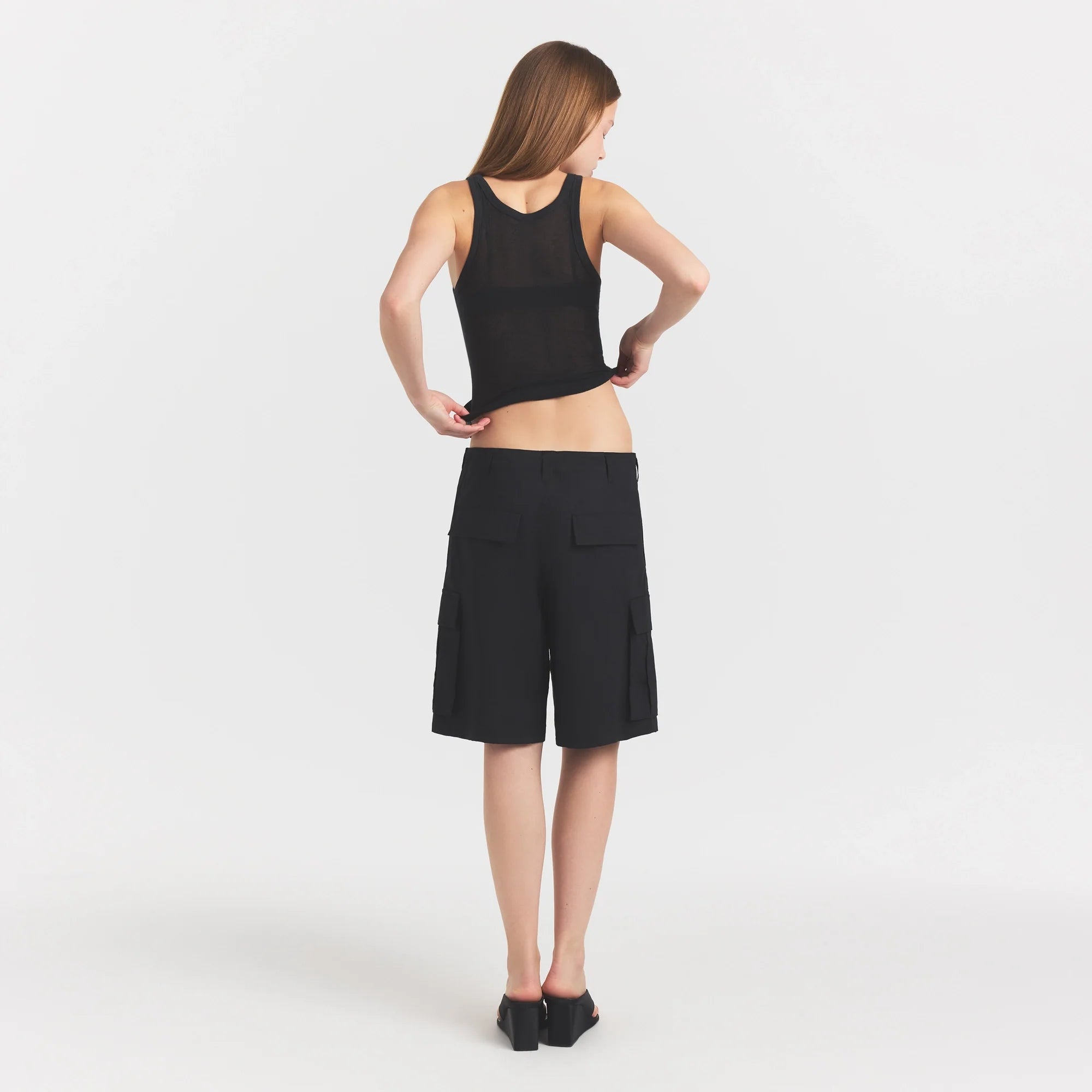 WOVEN COTTON OVERSIZED CARGO SHORT | ONYX ON A MODEL FRONT VIEW @ | FOCUS: 0.0, 1.0, 0.9