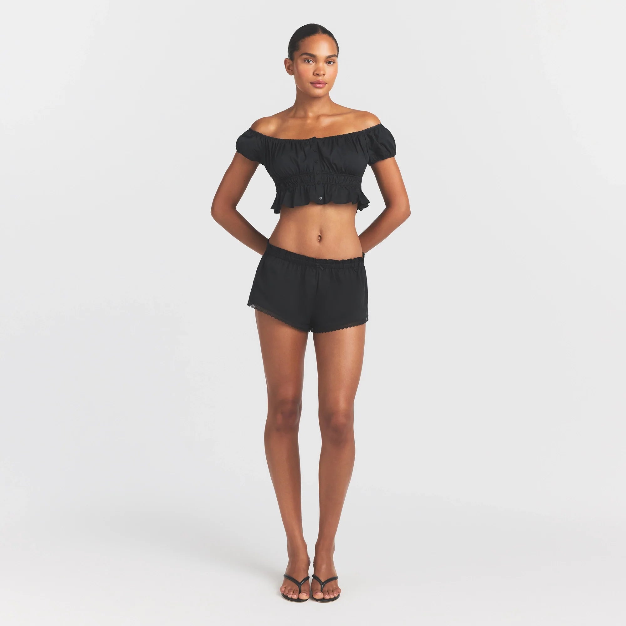 COTTON POPLIN SHORT | ONYX ON A MODEL FRONT VIEW @ | FOCUS: 0.0, 1.0, 0.9