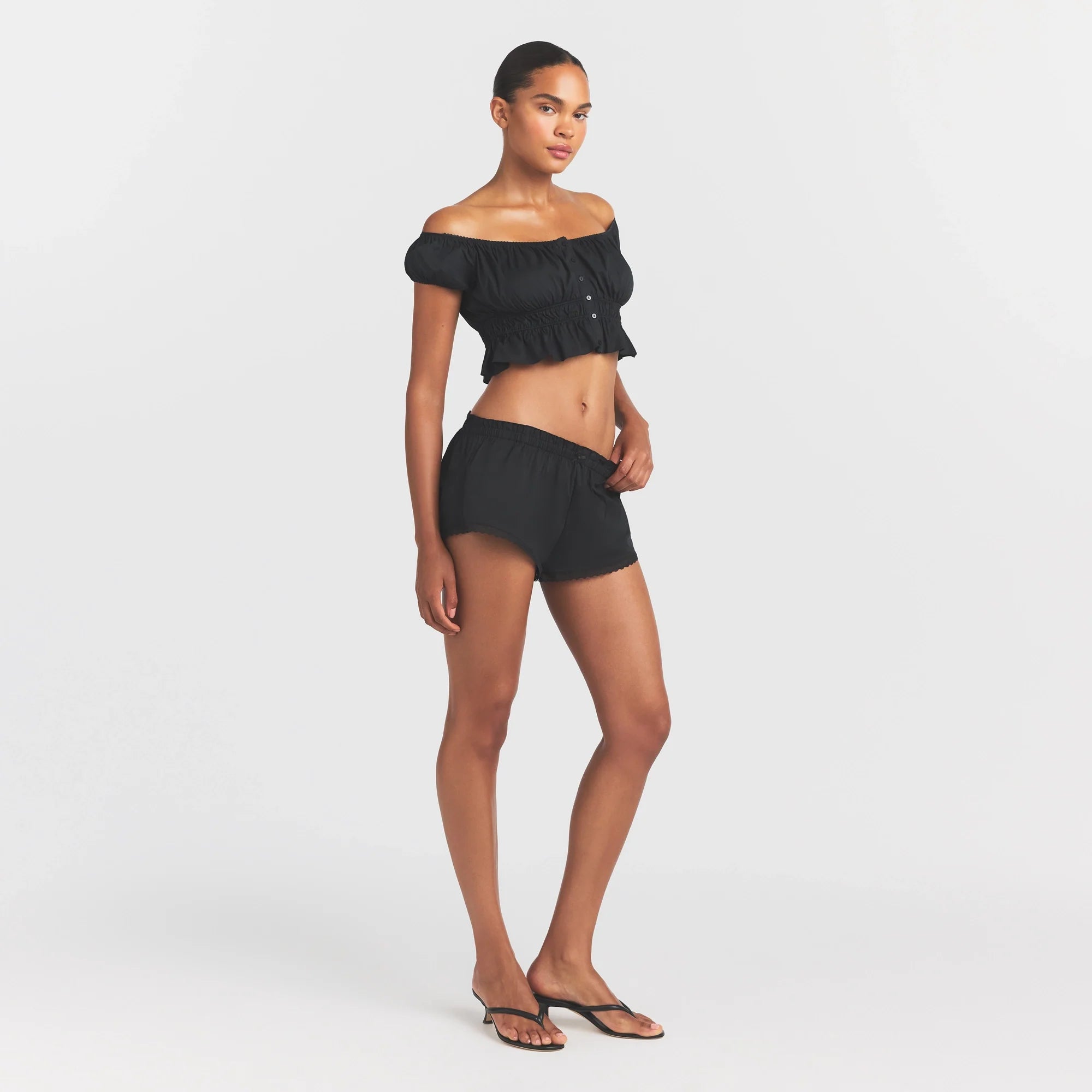 COTTON POPLIN SHORT | ONYX ON A MODEL FRONT VIEW @ | FOCUS: 0.0, 1.0, 0.9