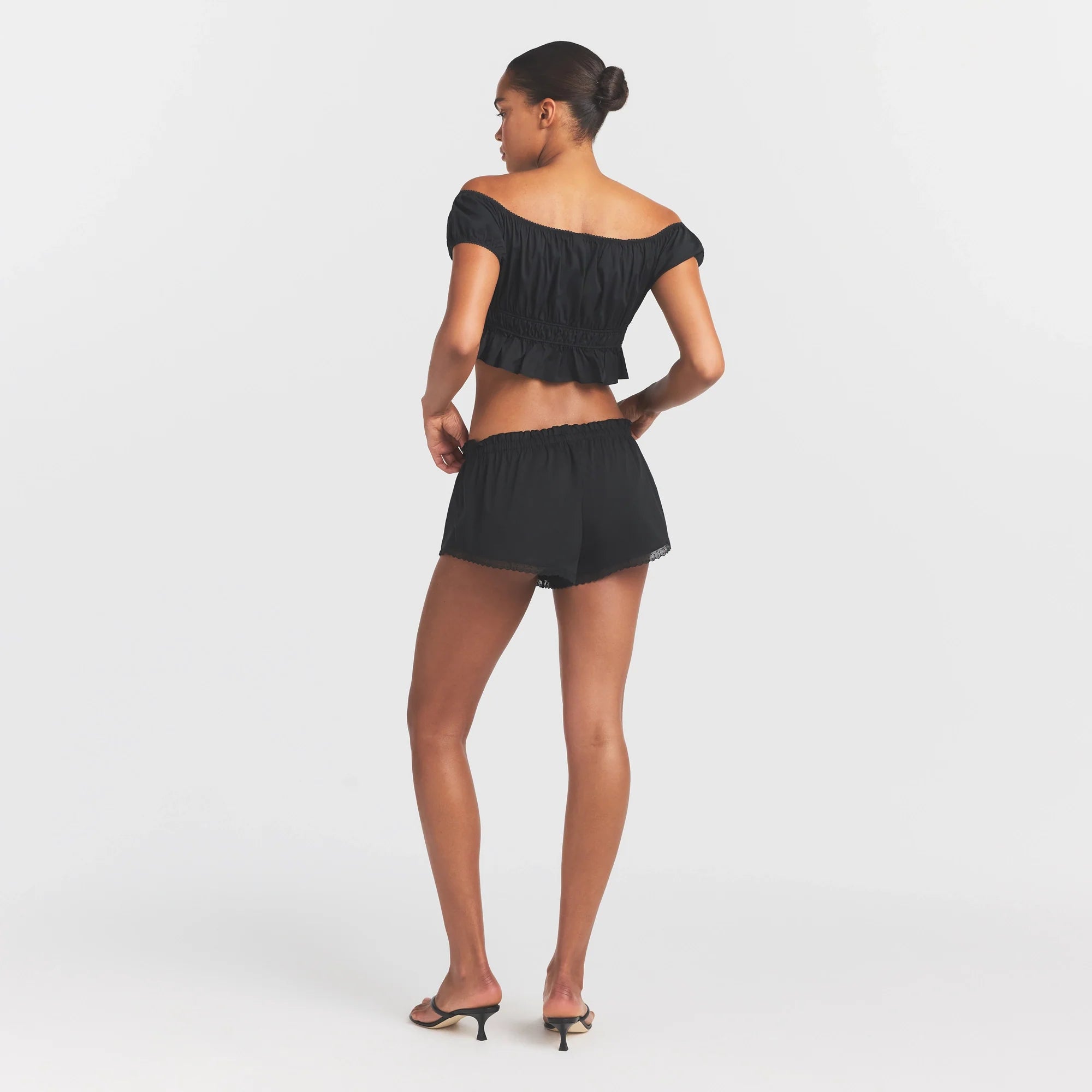COTTON POPLIN SHORT | ONYX ON A MODEL FRONT VIEW @ | FOCUS: 0.0, 1.0, 0.9