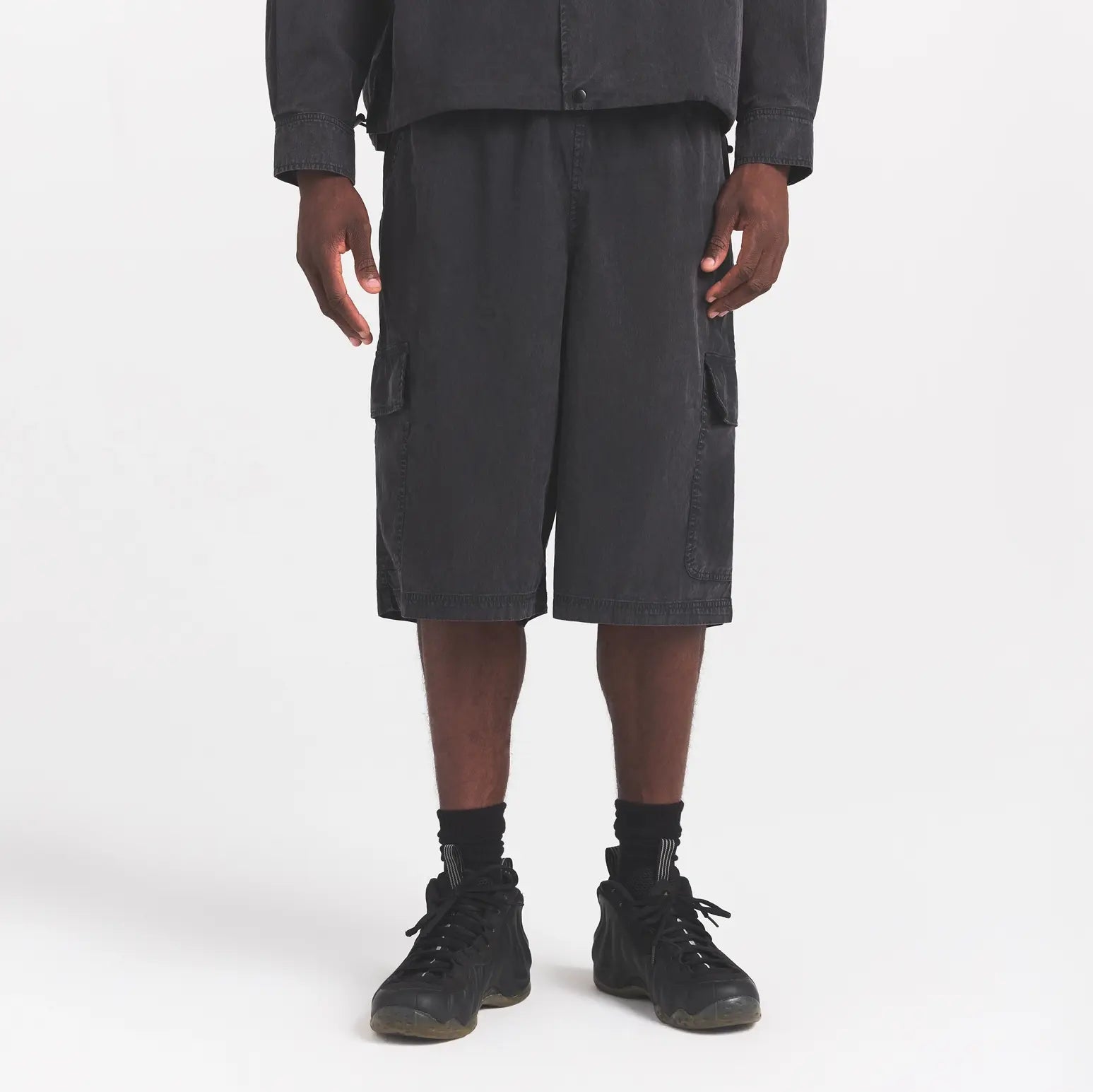 WOVEN MENS RELAXED CARGO SHORT | ONYX ON A MODEL SIDE VIEW @ | FOCUS: 0.0, 1.0, 0.9