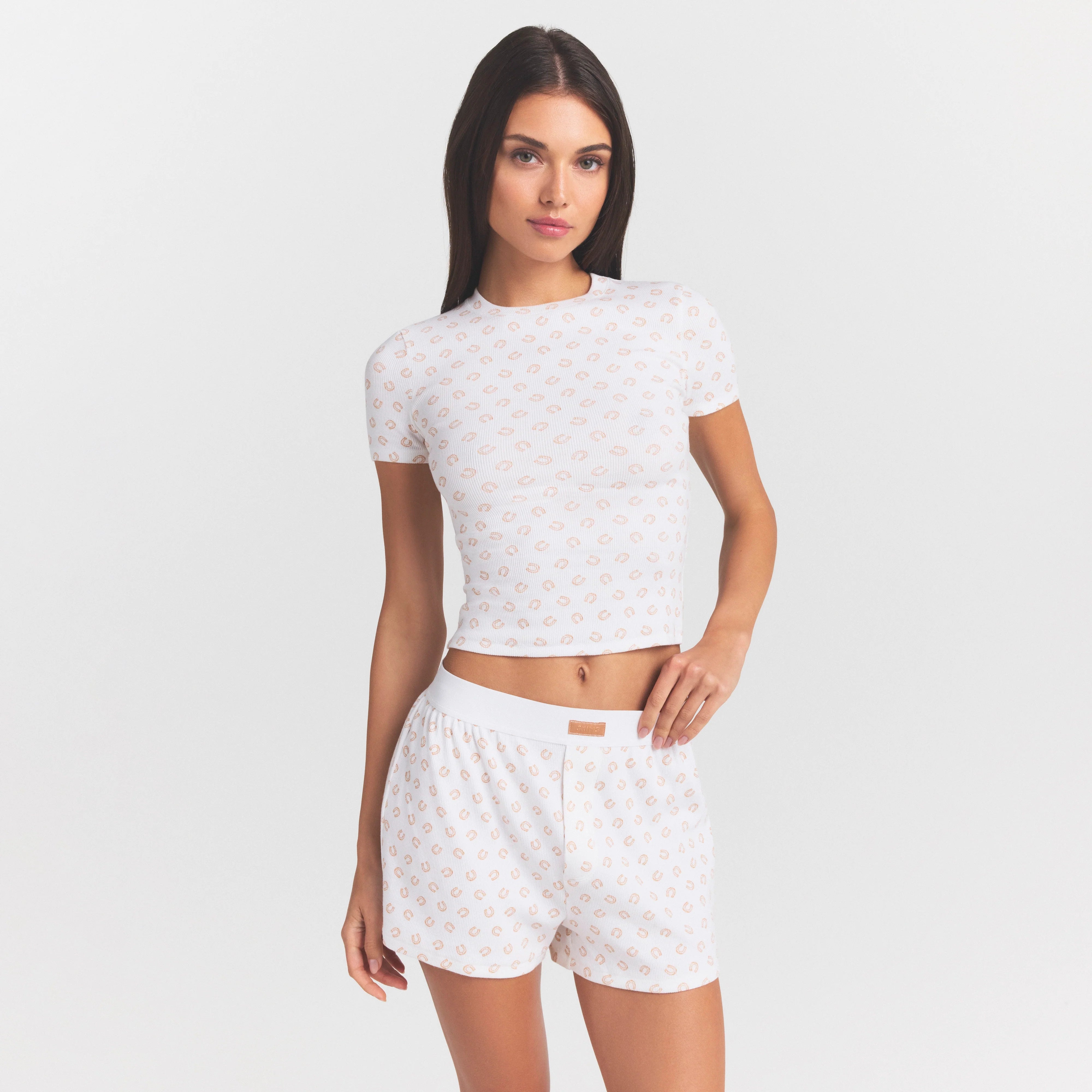 COTTON RIB LOOSE BOXER | OCHRE HORSESHOE PRINT ON A MODEL SIDE VIEW @ | FOCUS: 0.0, 1.0, 0.9