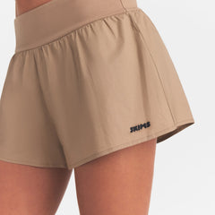 WOVEN COTTON FLUTTER SHORT | DESERT ON A MODEL SIDE VIEW @ | FOCUS: 0.0, 1.0, 0.9