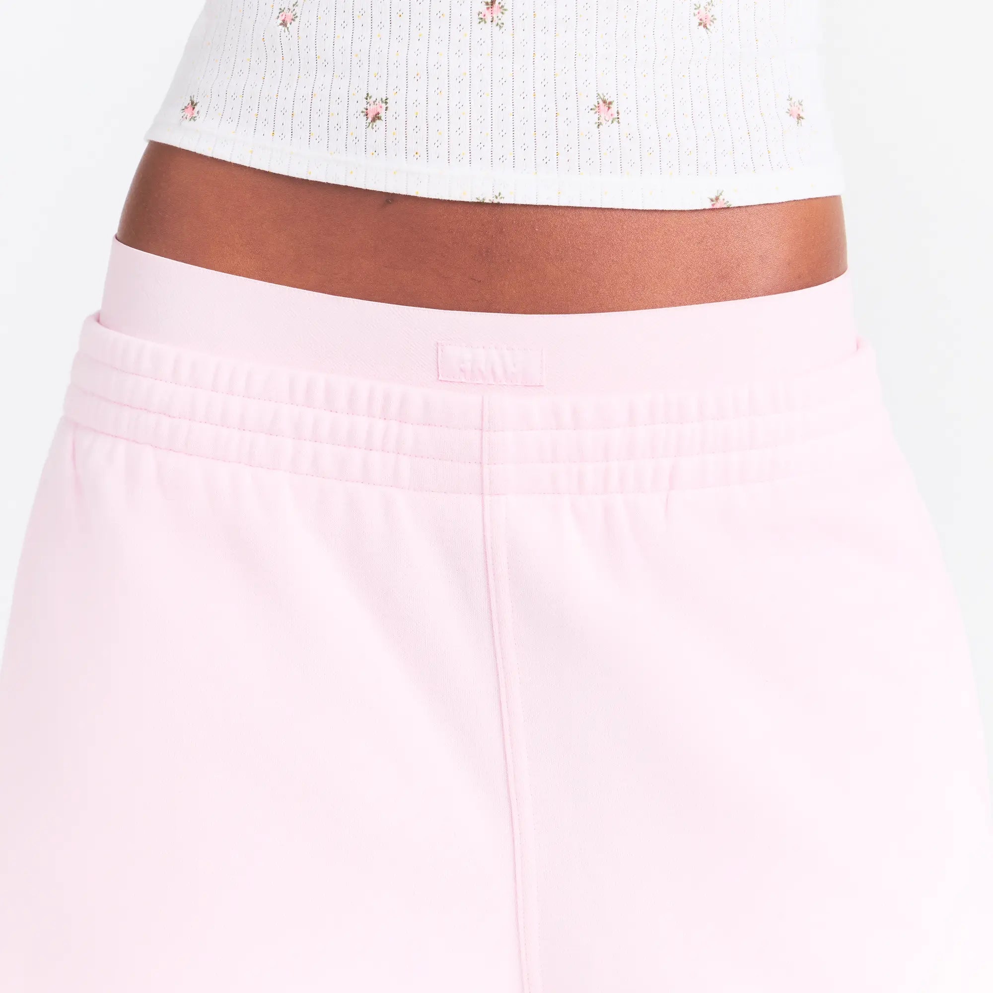COTTON FLEECE DOUBLE WAISTBAND SHORT | CHERRY BLOSSOM ON A MODEL SIDE VIEW @ | FOCUS: 0.0, 1.0, 0.9