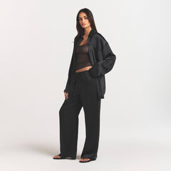 LIGHTWEIGHT SATIN STRAIGHT LEG PANT | OBSIDIAN ON A MODEL FRONT VIEW @ | FOCUS: 0.0, 1.0, 0.9