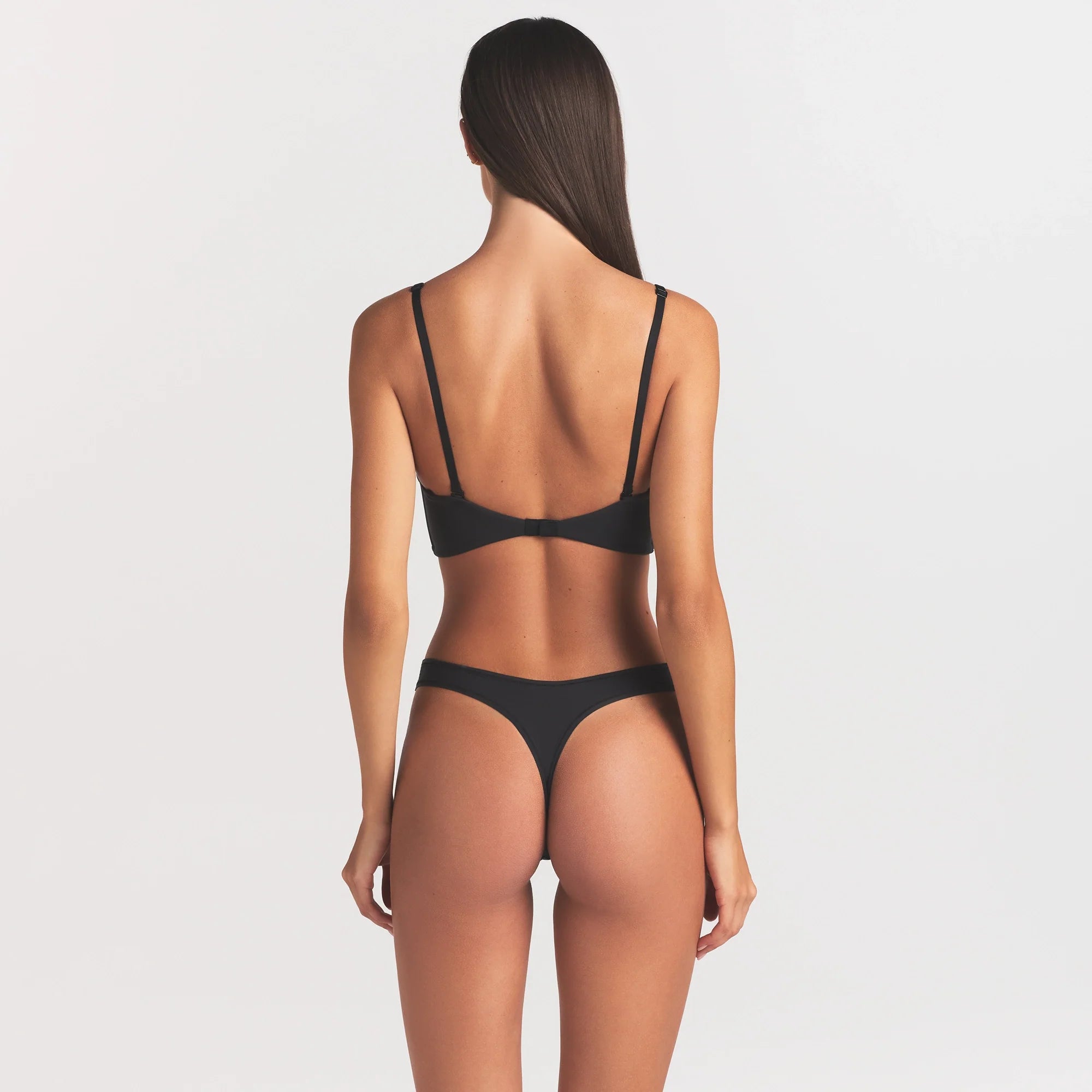 FITS EVERYBODY LOW BACK LONGLINE BRA | ONYX ON A MODEL SIDE VIEW @ | FOCUS: 0.0, 1.0, 0.9
