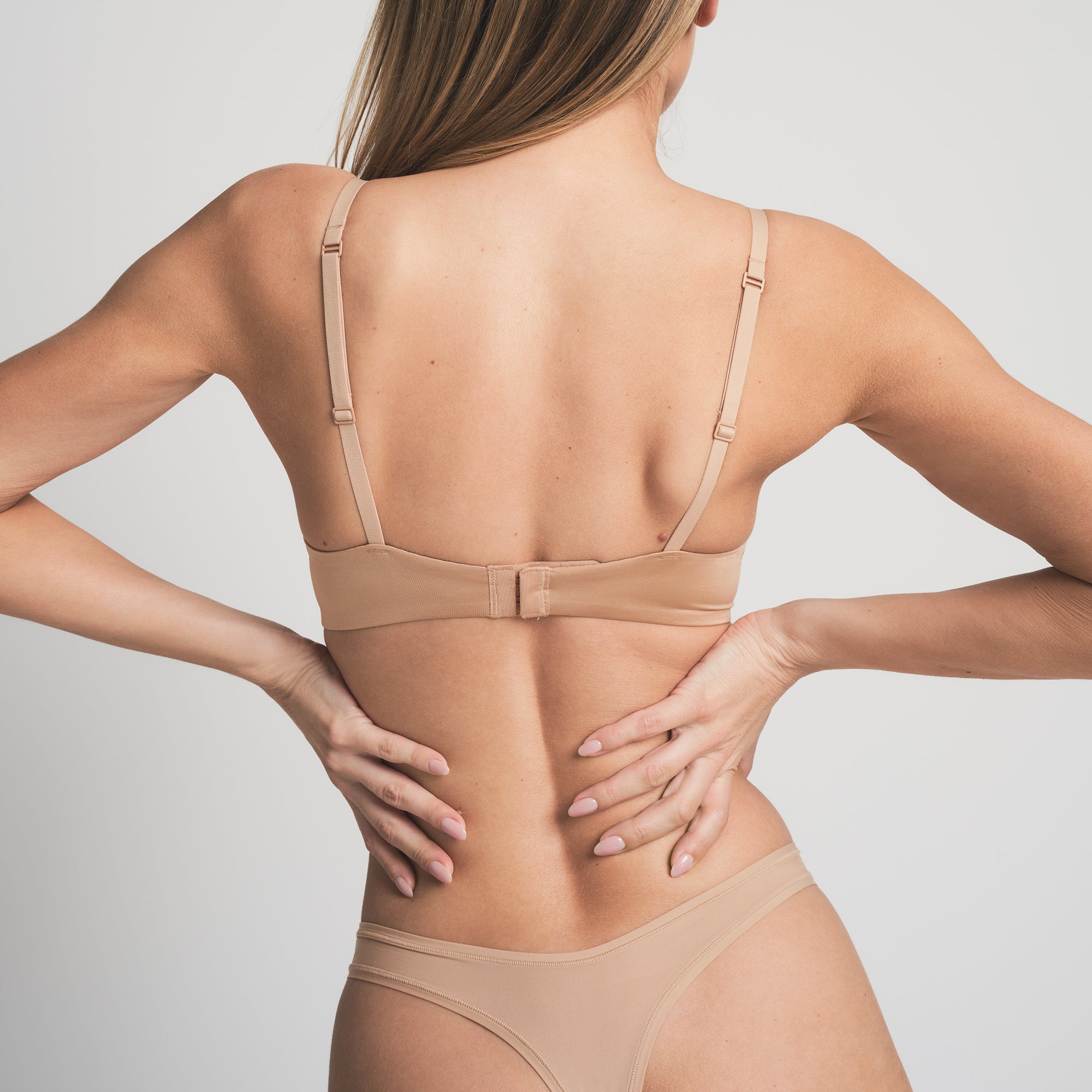 WIRELESS FORM PUSH-UP PLUNGE BRA | CLAY ON A MODEL BACK VIEW @ | FOCUS: 0.0, 1.0, 0.9