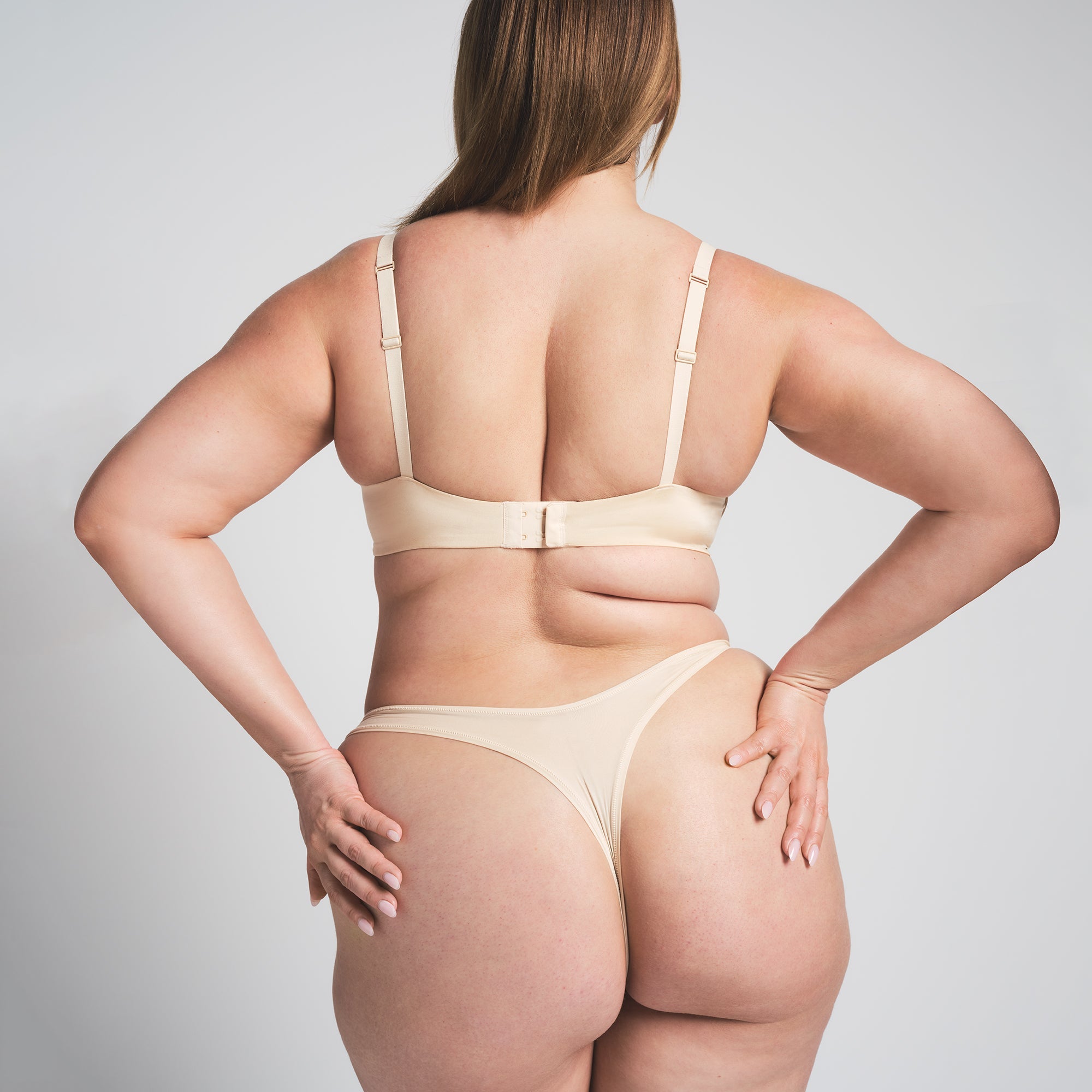 WIRELESS FORM PUSH-UP PLUNGE BRA | SAND ON A MODEL BACK VIEW @ | FOCUS: 0.0, 1.0, 0.9
