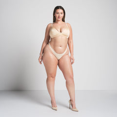 WIRELESS FORM T-SHIRT DEMI BRA | SAND ON A MODEL FRONT VIEW @ | FOCUS: 0.0, 1.0, 0.9