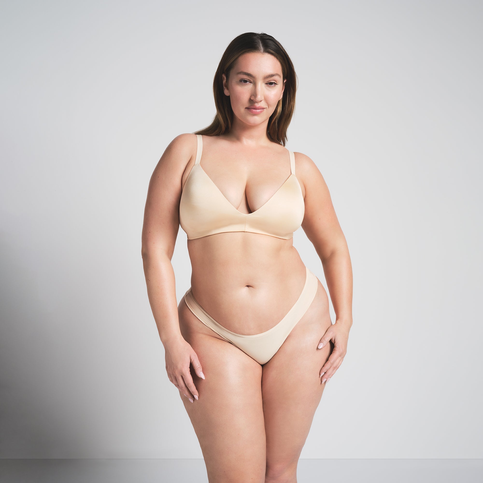 WIRELESS FORM T-SHIRT DEMI BRA | SAND ON A MODEL FRONT VIEW @ | FOCUS: 0.0, 1.0, 0.9