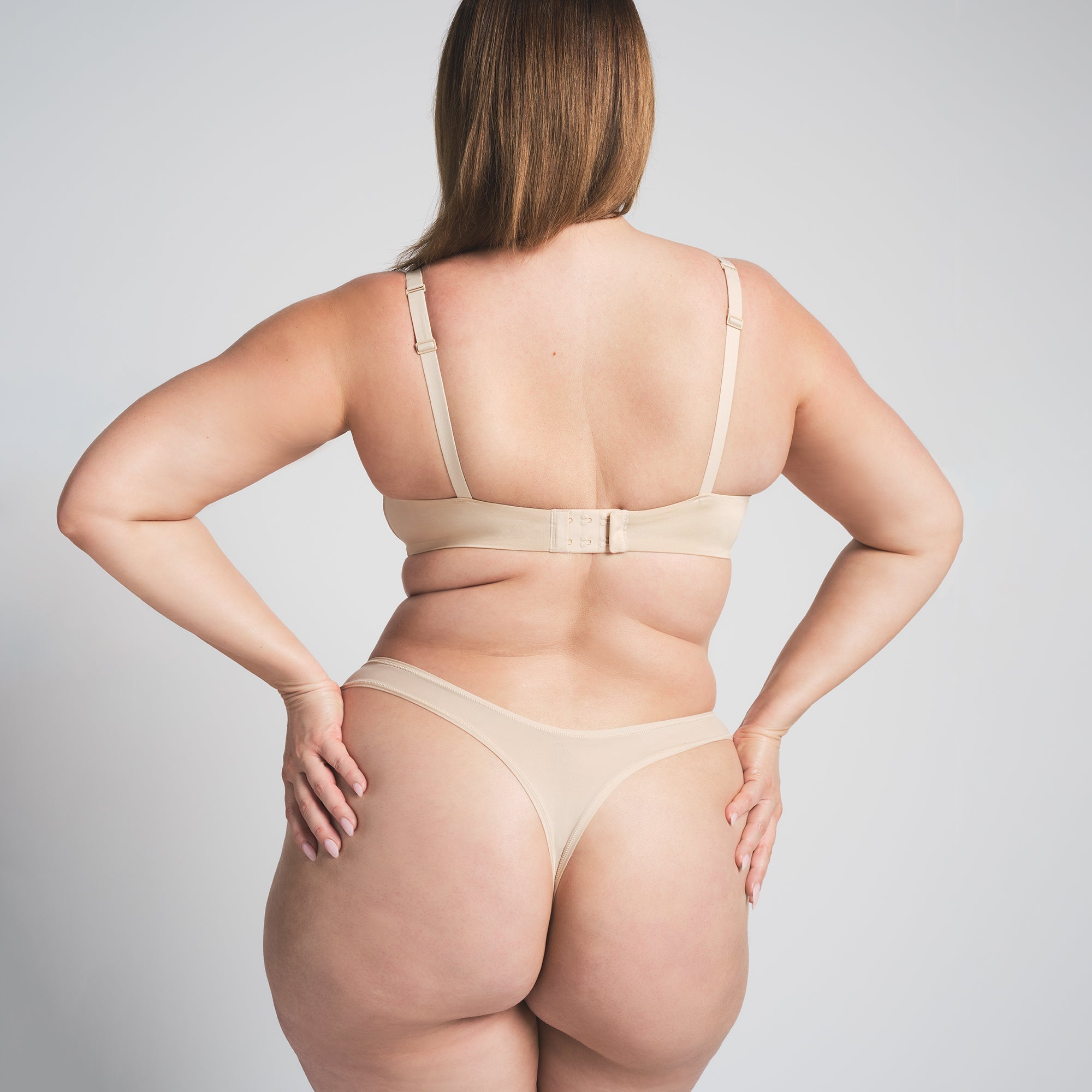 WIRELESS FORM T-SHIRT DEMI BRA | SAND ON A MODEL BACK VIEW @ | FOCUS: 0.0, 1.0, 0.9