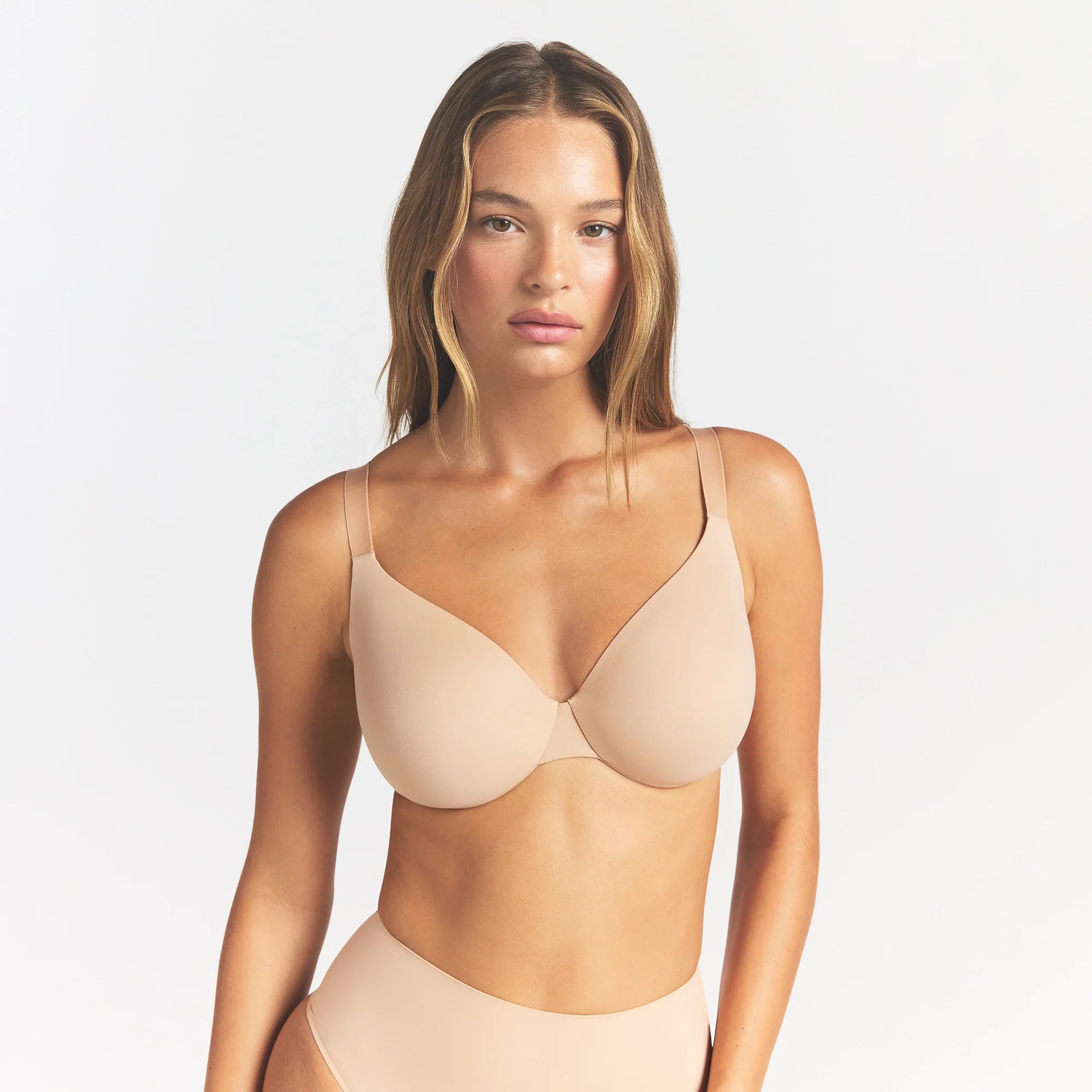 SMOOTHING INTIMATES FULL COVERAGE BRA | CLAY ON A MODEL FRONT VIEW @ | FOCUS: 0.0, 1.0, 0.9