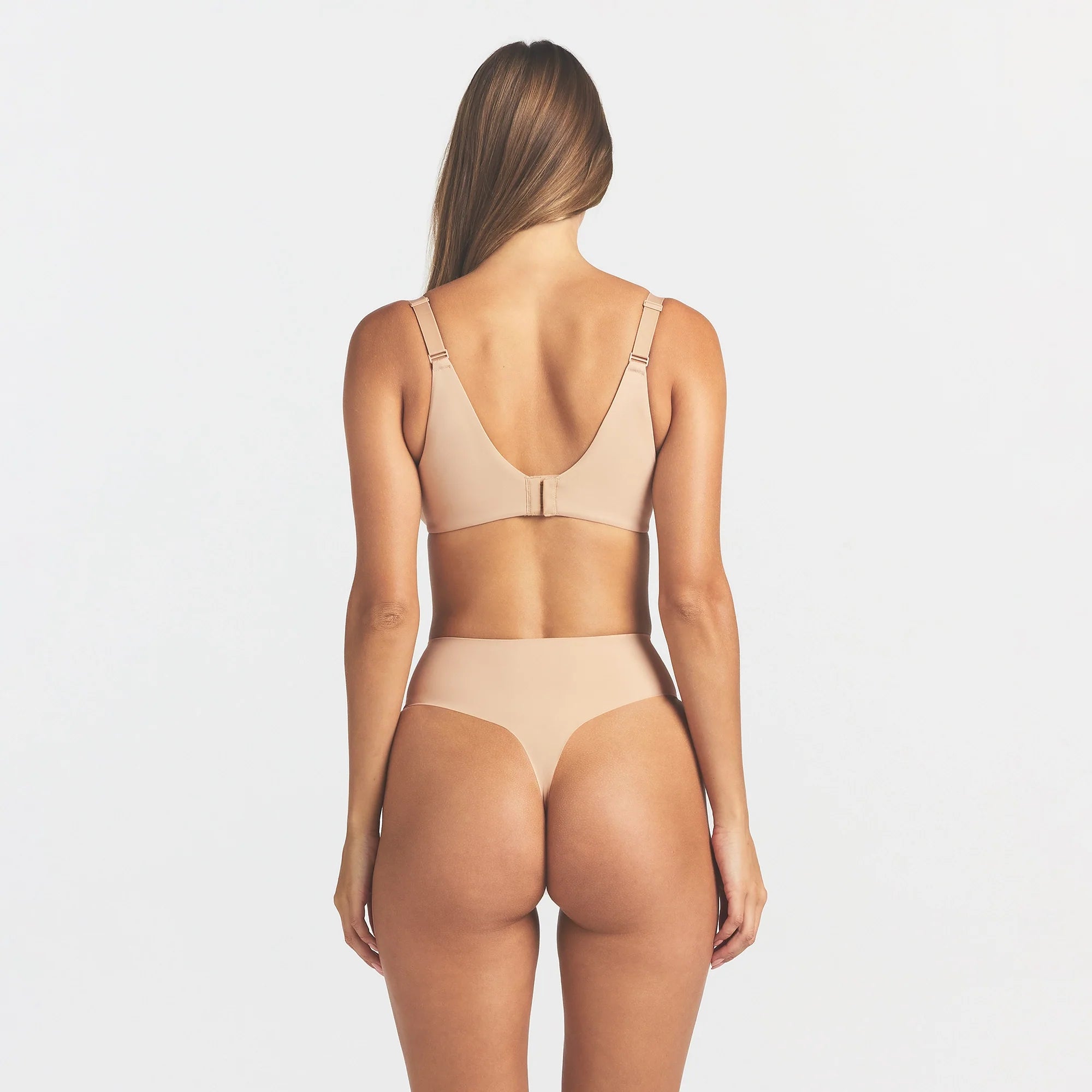 SMOOTHING INTIMATES FULL COVERAGE BRA | CLAY ON A MODEL BACK VIEW @ | FOCUS: 0.0, 1.0, 0.9