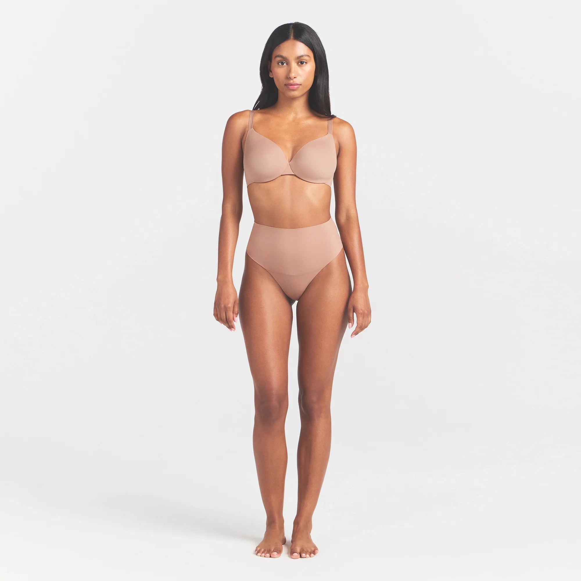 SMOOTHING INTIMATES FULL COVERAGE BRA | SIENNA ON A MODEL FRONT VIEW @ | FOCUS: 0.0, 1.0, 0.9