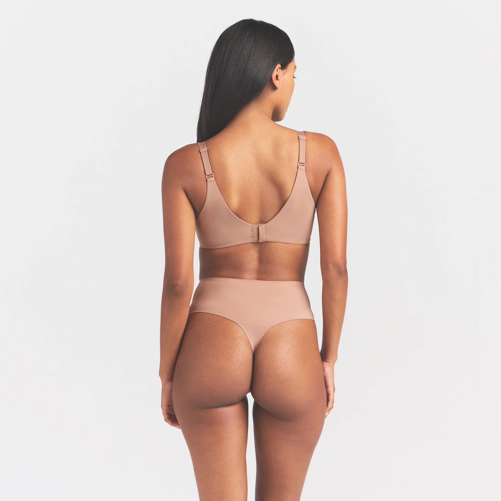 SMOOTHING INTIMATES FULL COVERAGE BRA | SIENNA ON A MODEL BACK VIEW @ | FOCUS: 0.0, 1.0, 0.9