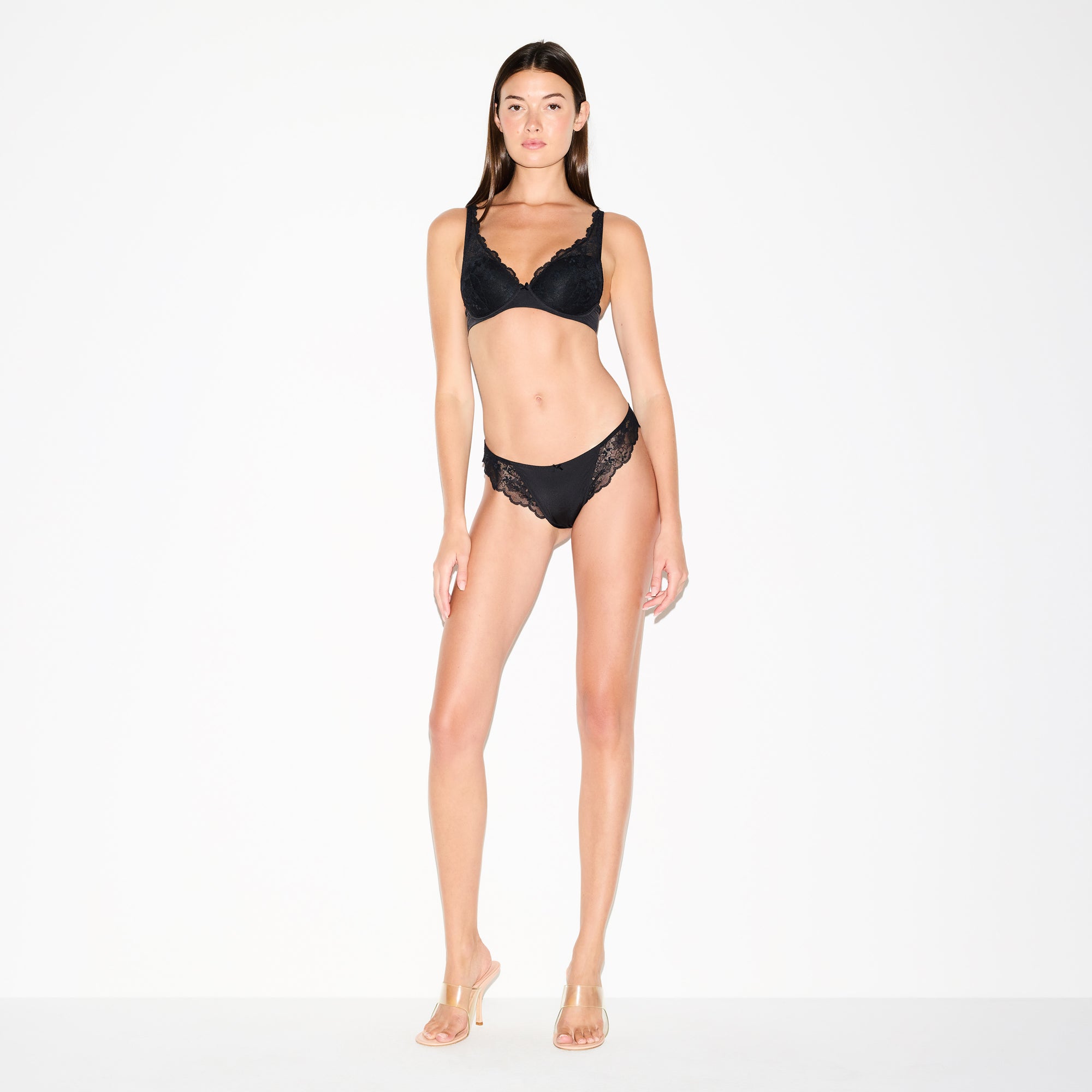 SKIMS LACE FULL COVERAGE BRA | ONYX ON A MODEL FRONT VIEW @ | FOCUS: 0.0, 1.0, 0.9
