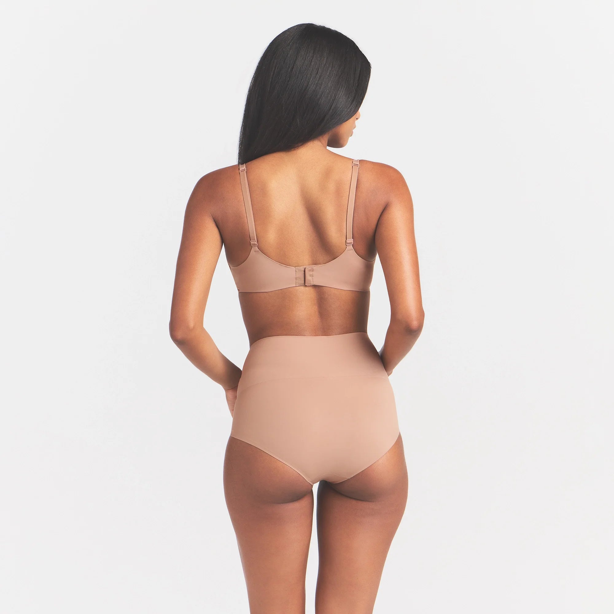 SMOOTHING INTIMATES UNLINED MINIMIZER BRA | SIENNA ON A MODEL BACK VIEW @ | FOCUS: 0.0, 1.0, 0.9
