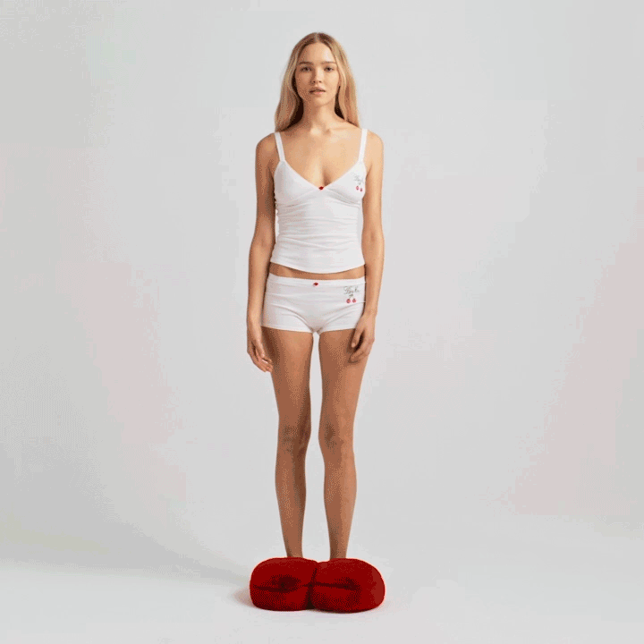 LIGHTWEIGHT COTTON LOGO PICOT CAMI AND BOY SHORT SET | SNOW CONTRAST ON A MODEL FRONT VIEW @ | FOCUS: 0.0, 1.0, 0.9