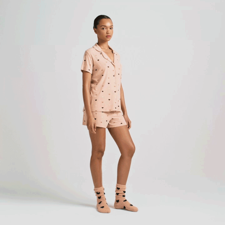SOFT LOUNGE SHORT SLEEP SET | MICA MINI HEART HALFDROP ON A MODEL BACK VIEW @ | FOCUS: 0.0, 1.0, 0.9