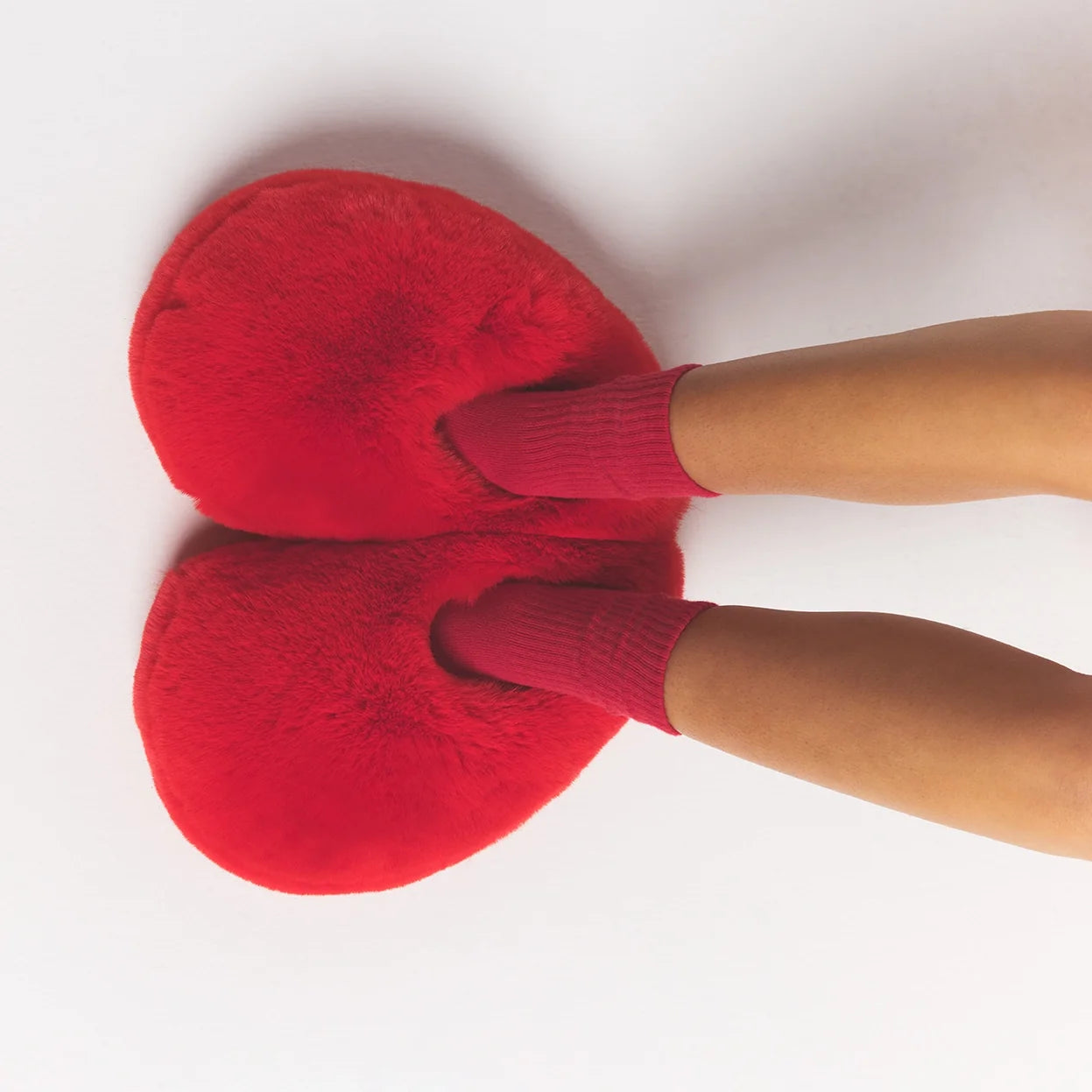 FAUX FUR HEART SLIPPER | RUBY ON A MODEL SIDE VIEW @ | FOCUS: 0.0, 1.0, 0.9