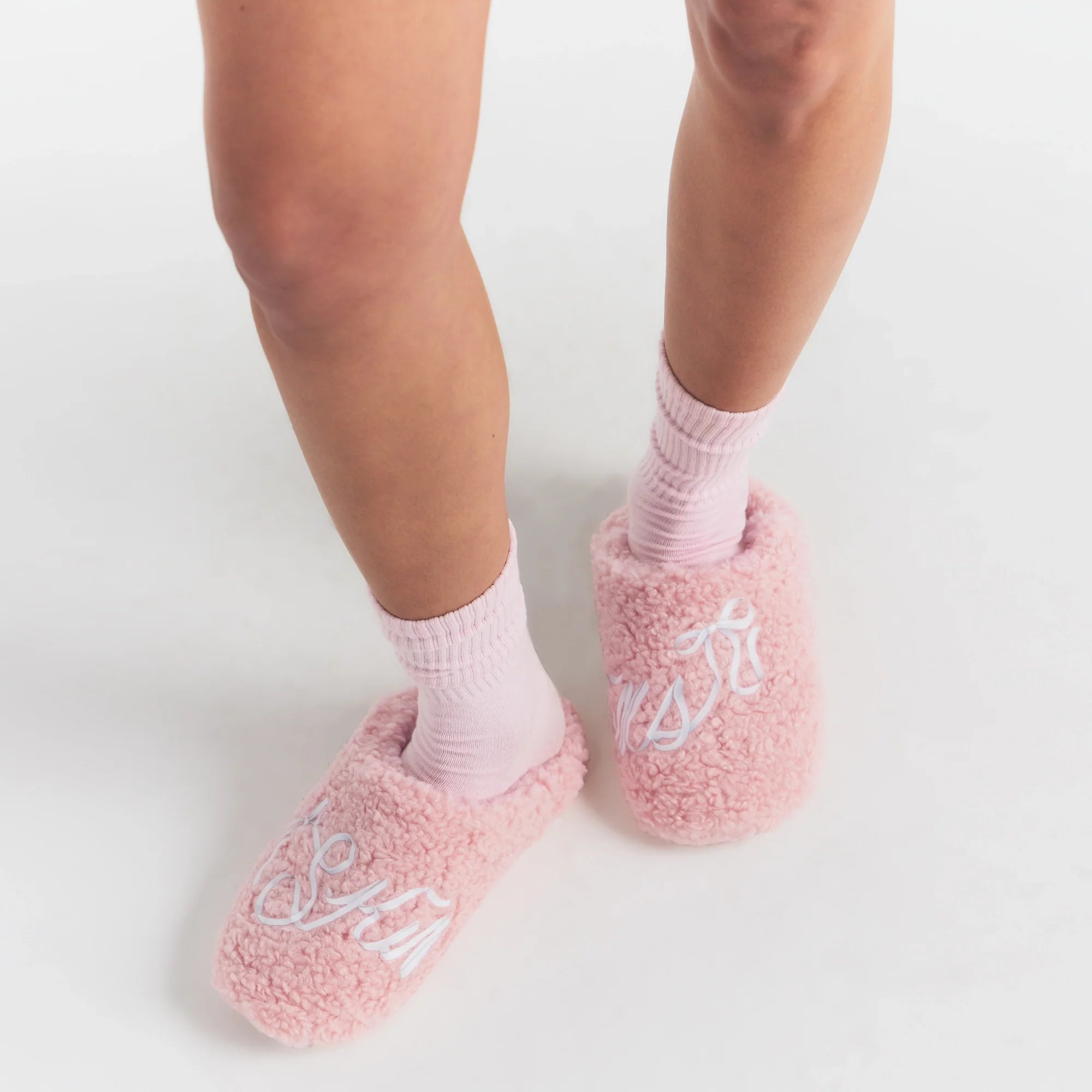 SKIMS ACCESSORIES SHERPA SLIPPER | PEONY SKIMS BOW ON A MODEL SIDE VIEW @ | FOCUS: 0.0, 1.0, 0.9