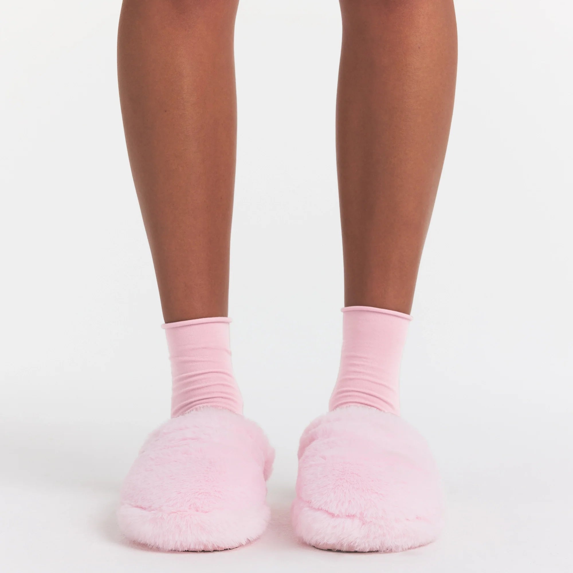 FAUX FUR SLIPPER | CHERRY BLOSSOM ON A MODEL FRONT VIEW @ | FOCUS: 0.0, 1.0, 0.9