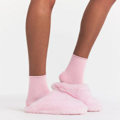 FAUX FUR SLIPPER | CHERRY BLOSSOM ON A MODEL FRONT VIEW @ | FOCUS: 0.0, 1.0, 0.9