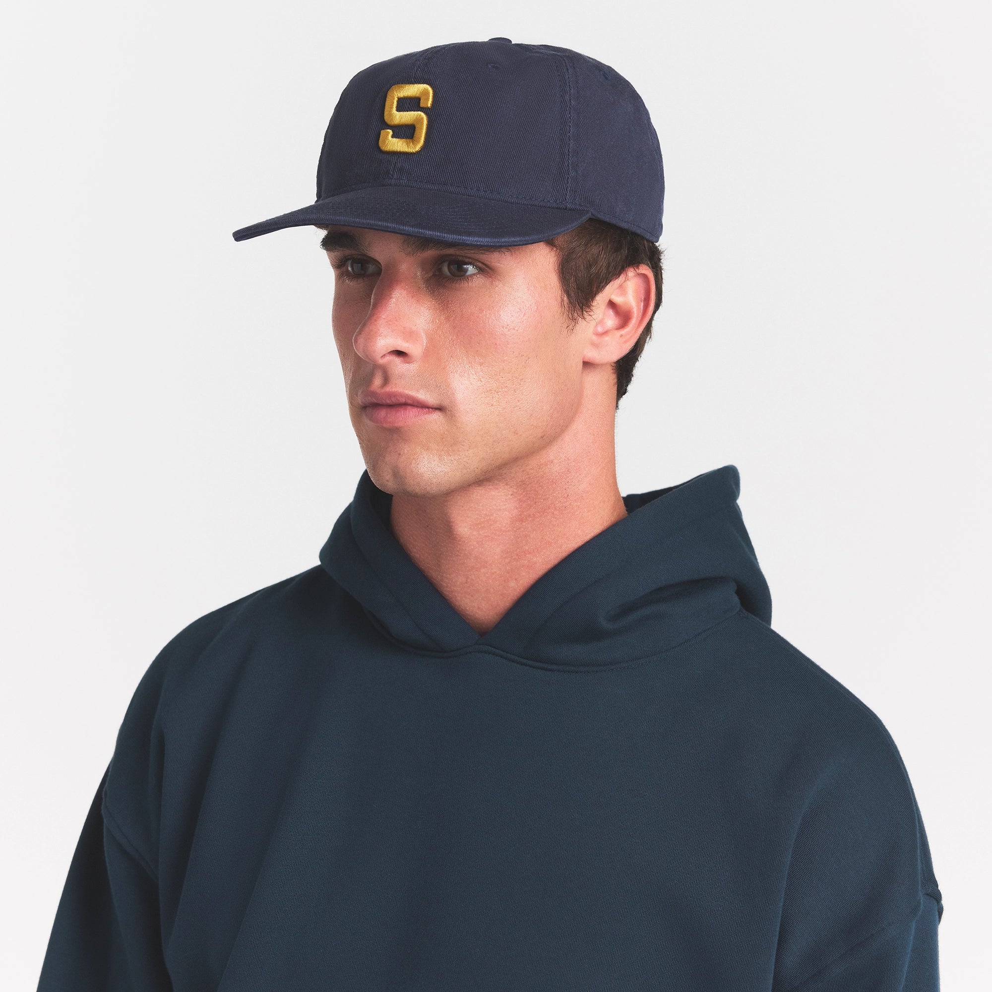 SKIMS ACCESSORIES MENS BASEBALL CAP | NAVY ON A MODEL SIDE VIEW @ | FOCUS: 0.0, 1.0, 0.9