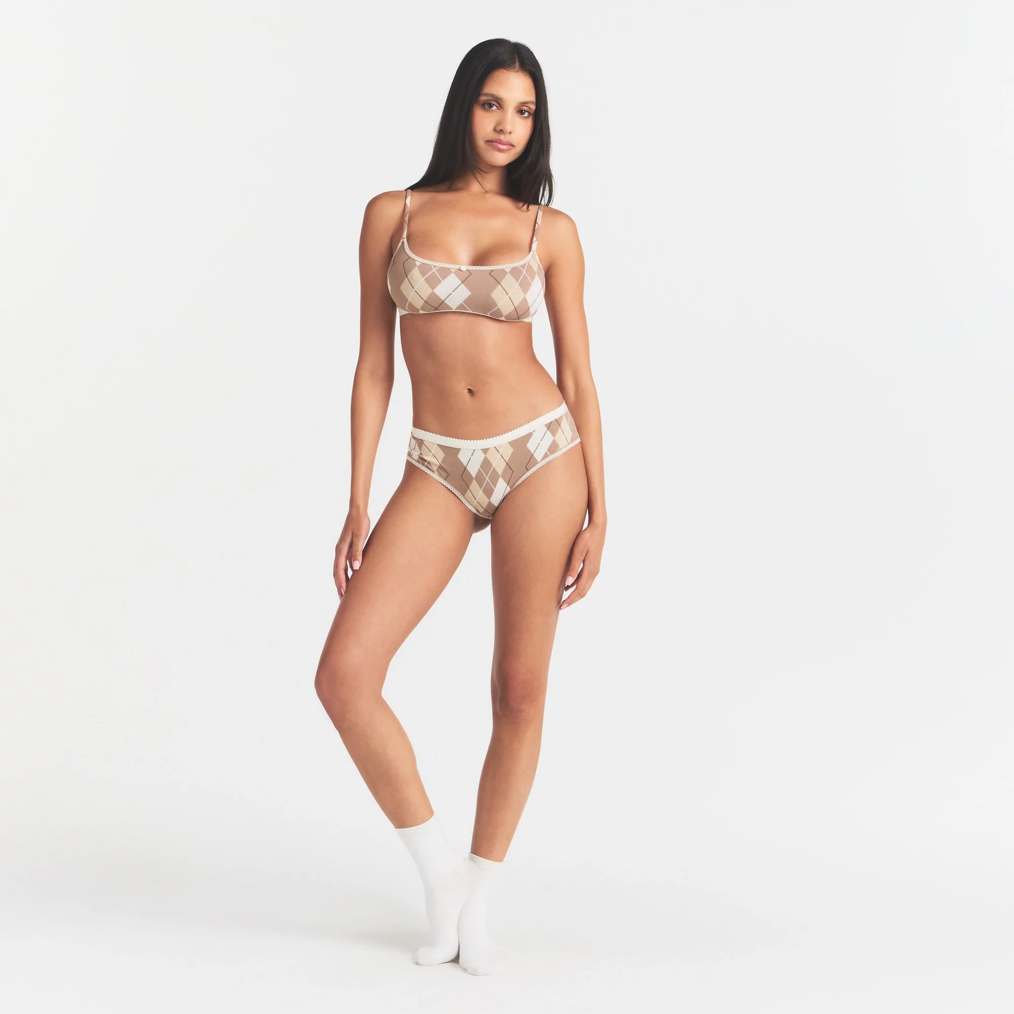 LIGHTWEIGHT COTTON LOGO PICOT HIPSTER | CAFE ARGYLE PRINT ON A MODEL FRONT VIEW @ | FOCUS: 0.0, 1.0, 0.9